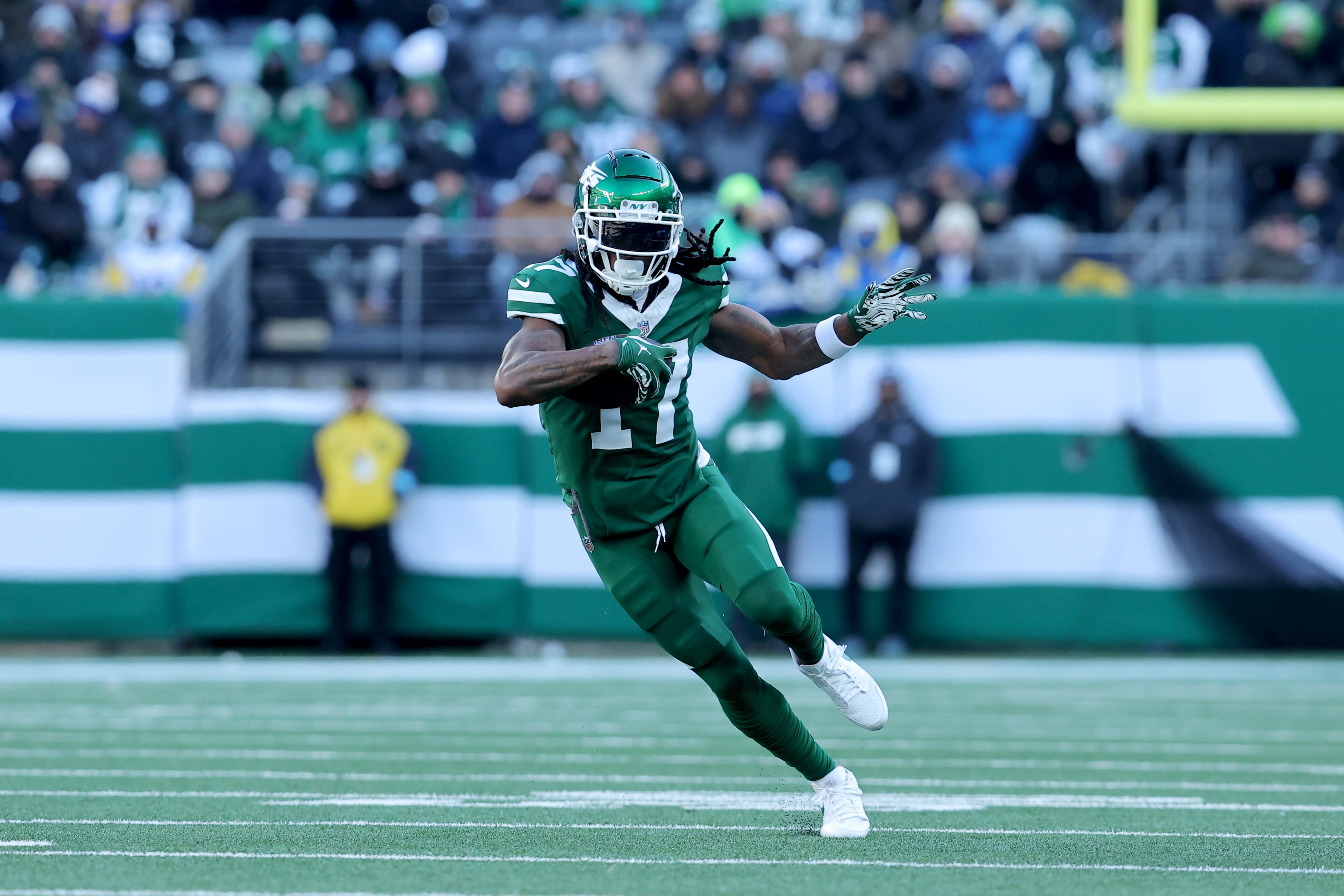 New York Jets wide receiver Davante Adams (17) runs with the ball against the Los Angeles Rams during the second quarter at MetLife Stadium.