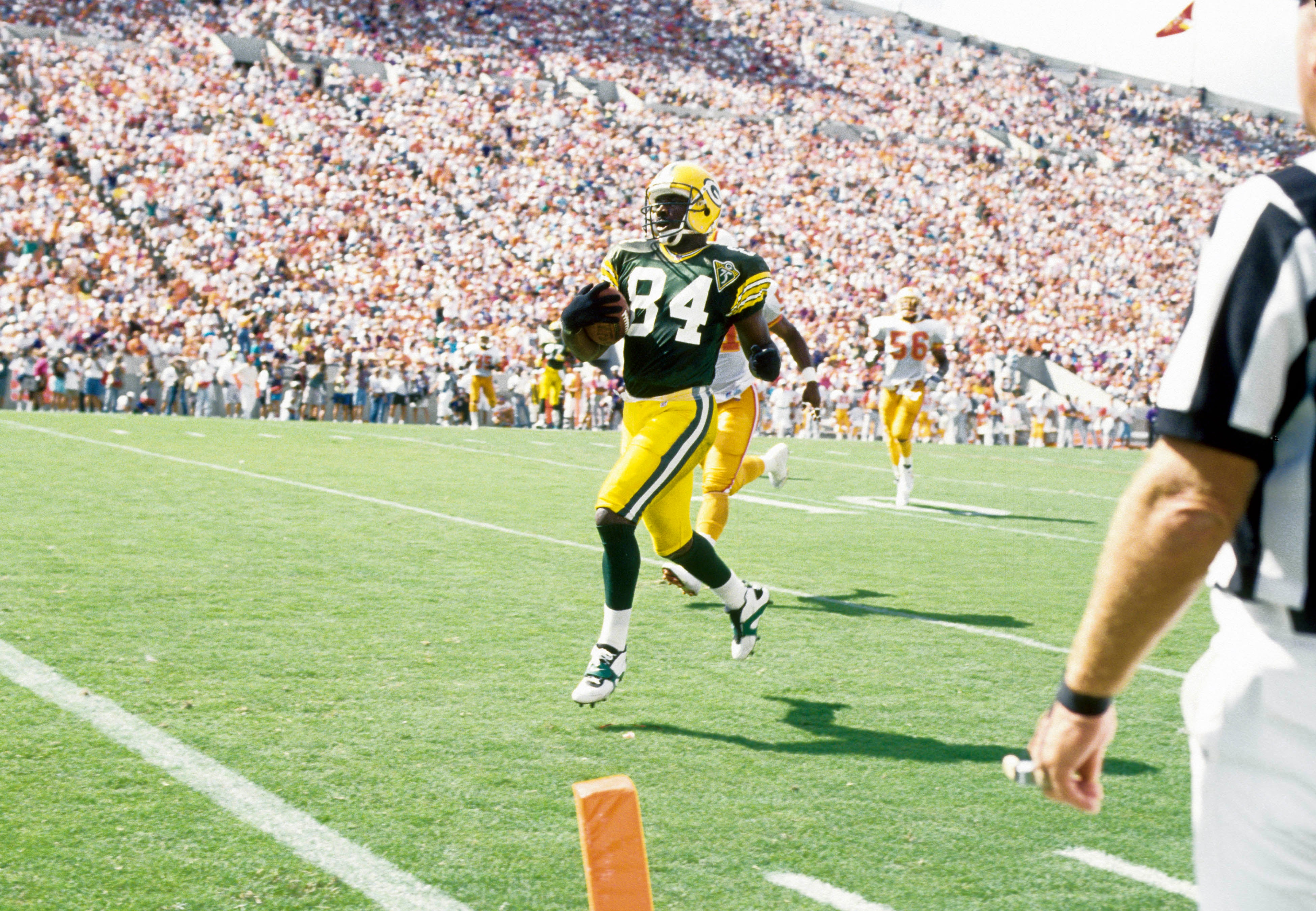 Green Bay Packers receiver Sterling Sharpe (84) scores a touchdown against the Tampa Bay Buccaneers at Tampa Stadium.