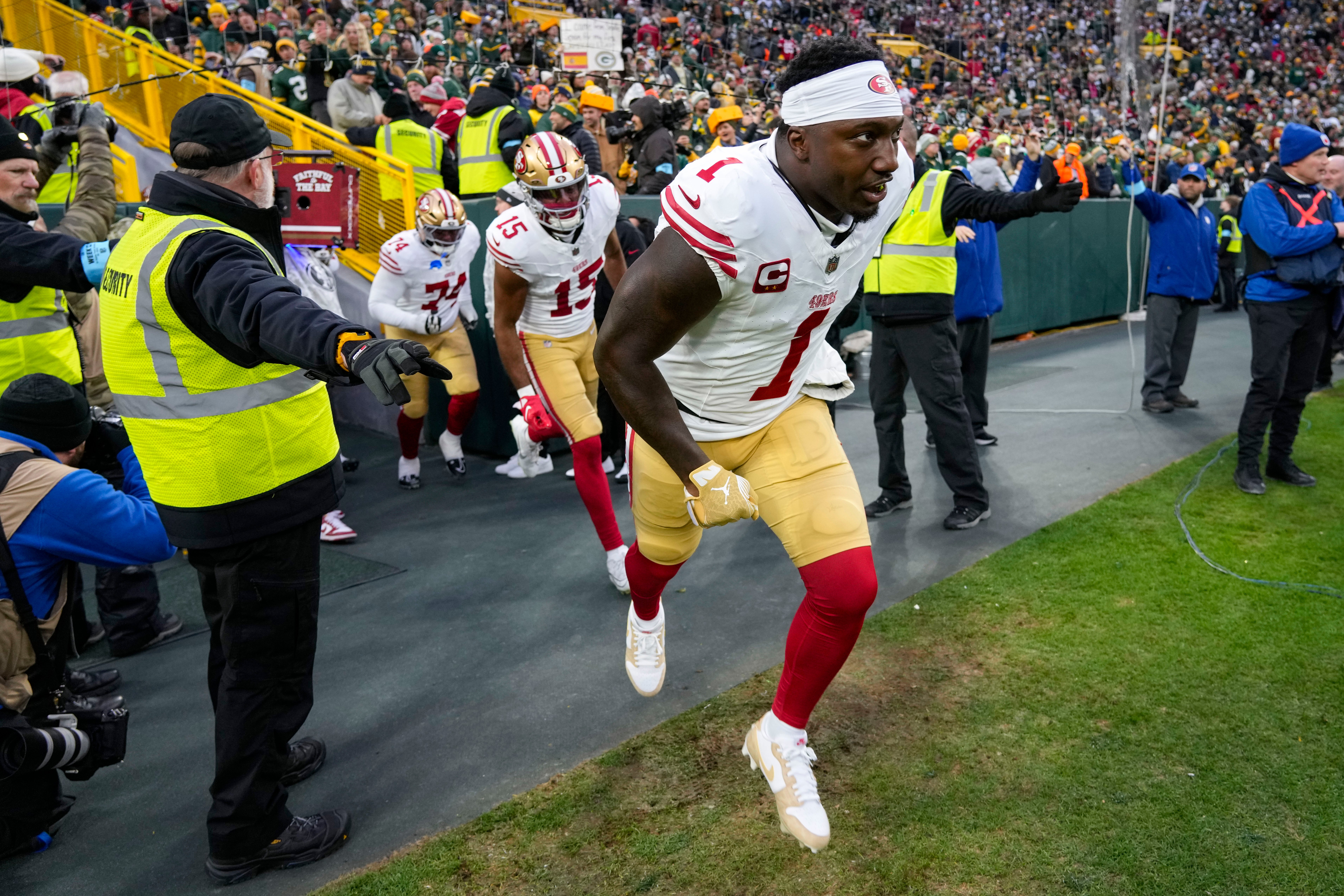 Green Bay, Wisconsin, USA; San Francisco 49ers wide receiver Deebo Samuel Sr. (1) prior to the game against the Green Bay Packers at Lambeau Field.