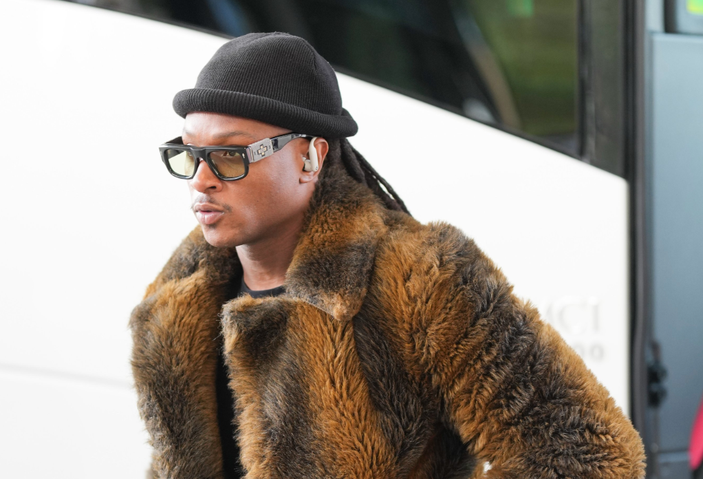 DeAndre Hopkins arrives to Super Bowl LIX in his late father's mink jacket