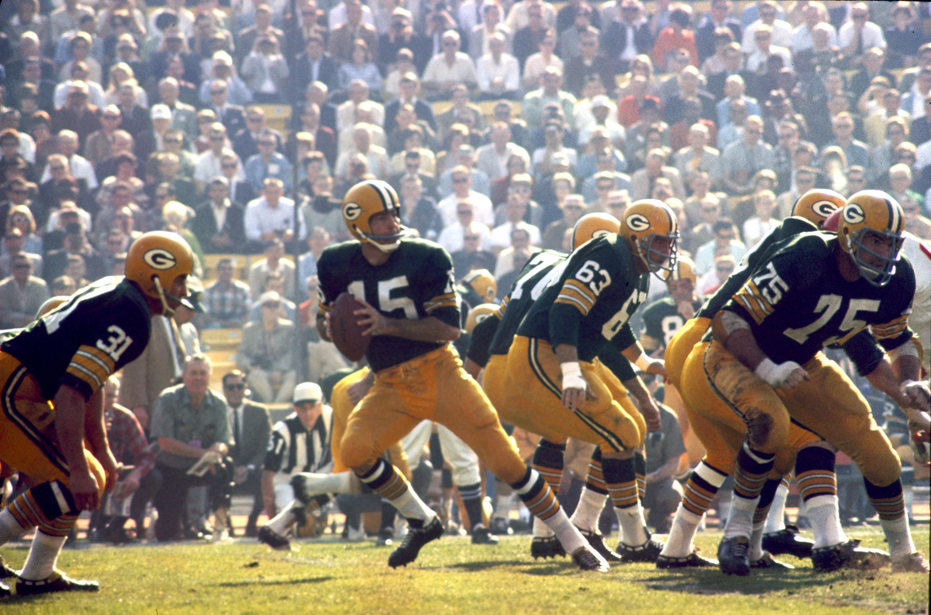 Green Bay Packers Hall of Fame quarterback Bart Starr (15) drops back to pass during Super Bowl I, a 35-10 victory over the Kansas City Chiefs on January 15, 1967, at the Los Angeles Memorial Coliseum in Los Angeles, California. Super Bowl I Kansas City Chiefs Vs Green Bay Packers January 15 1967