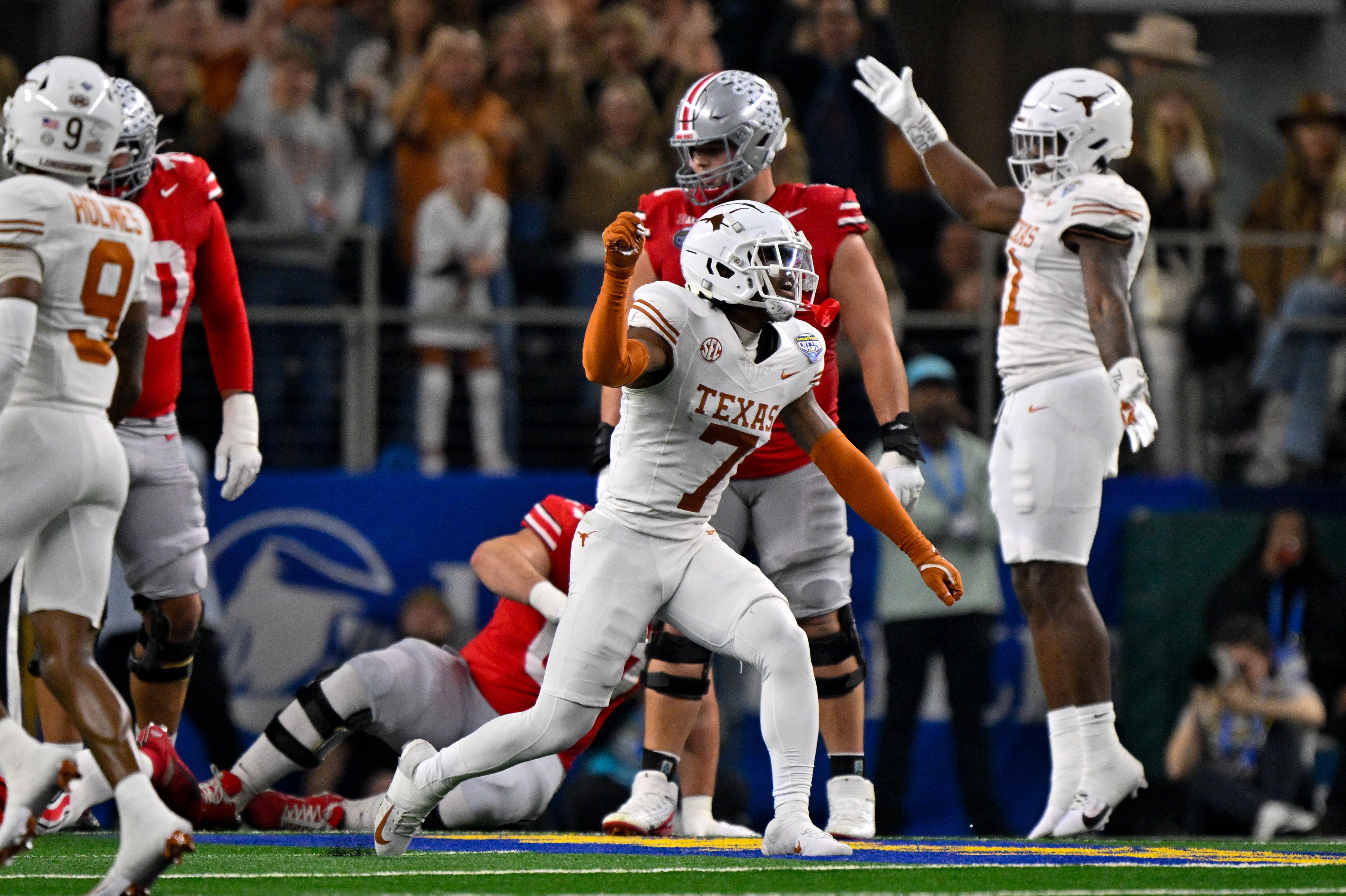 Jan 10, 2025; Arlington, TX, USA; Texas Longhorns defensive back Jahdae Barron (7) in action during the game between the Texas Longhorns and the Ohio State Buckeyes at AT&T Stadium.