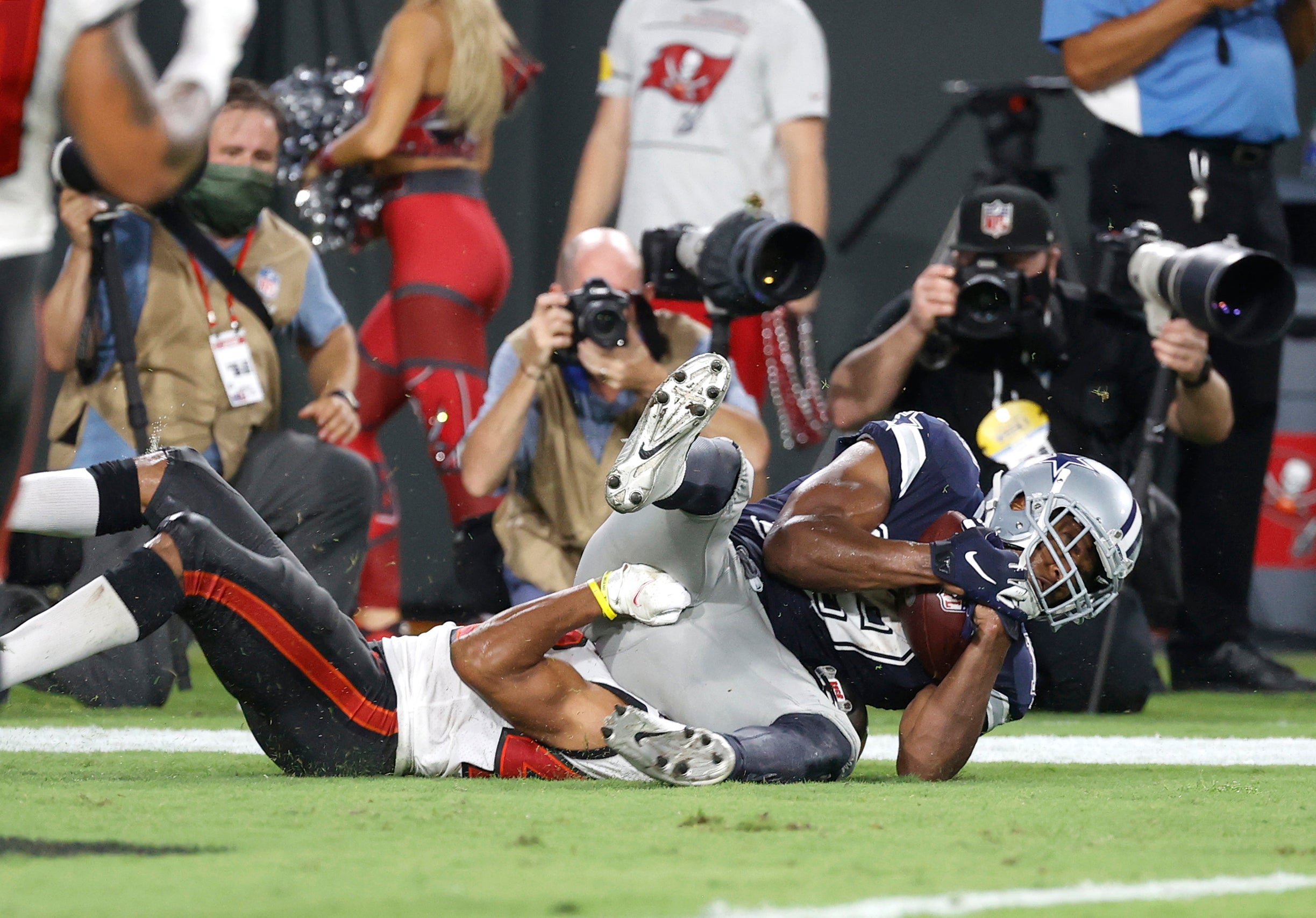 Dallas Cowboys wide receiver Amari Cooper (19) scores a touchdown against Tampa Bay Buccaneers defensive back Ross Cockrell (43) during the second half at Raymond James Stadium.
