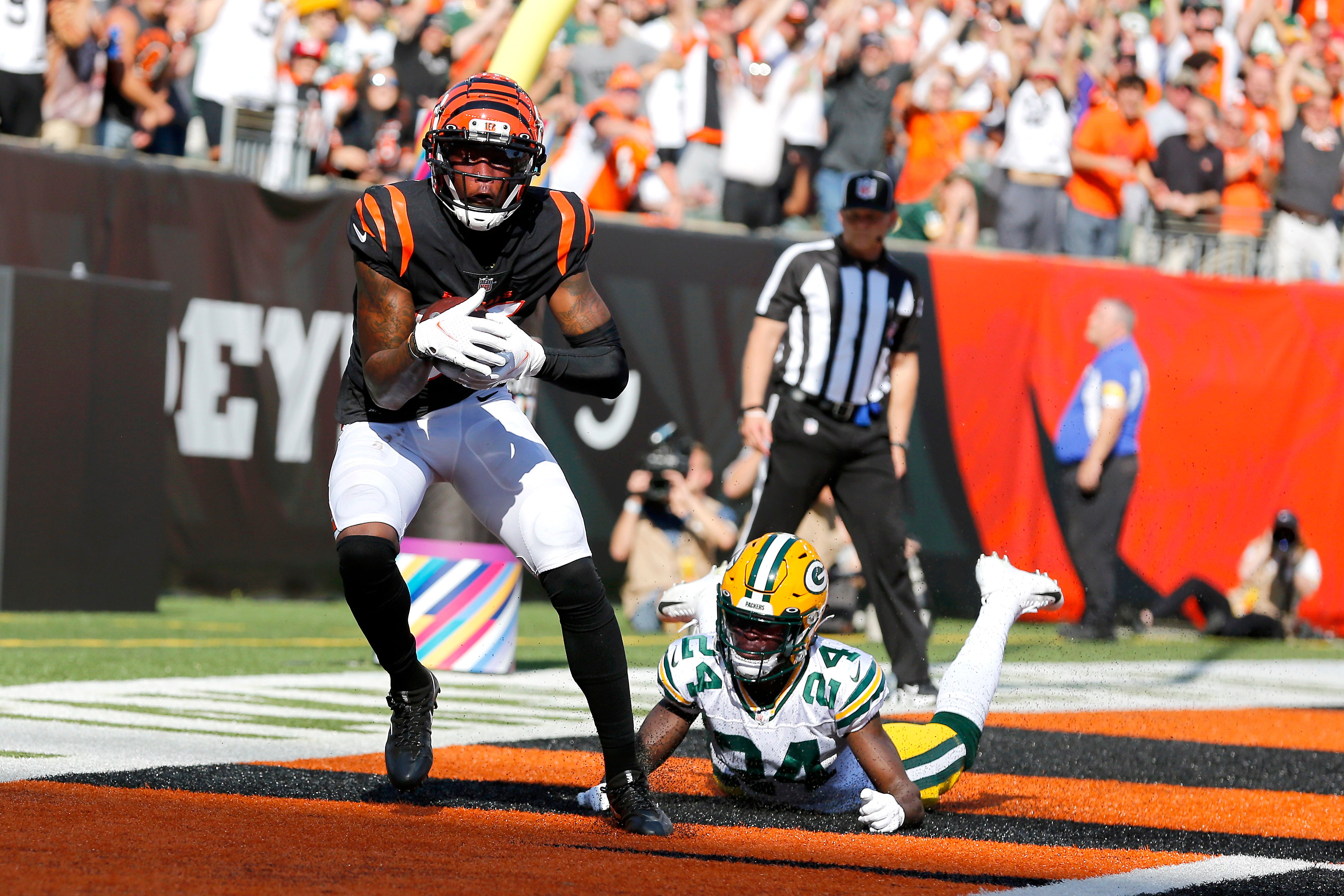 Cincinnati Bengals wide receiver Tee Higgins (85)catches the two point conversion over Green Bay Packers cornerback Isaac Yiadom (24)during the fourth quarter at Paul Brown Stadium.