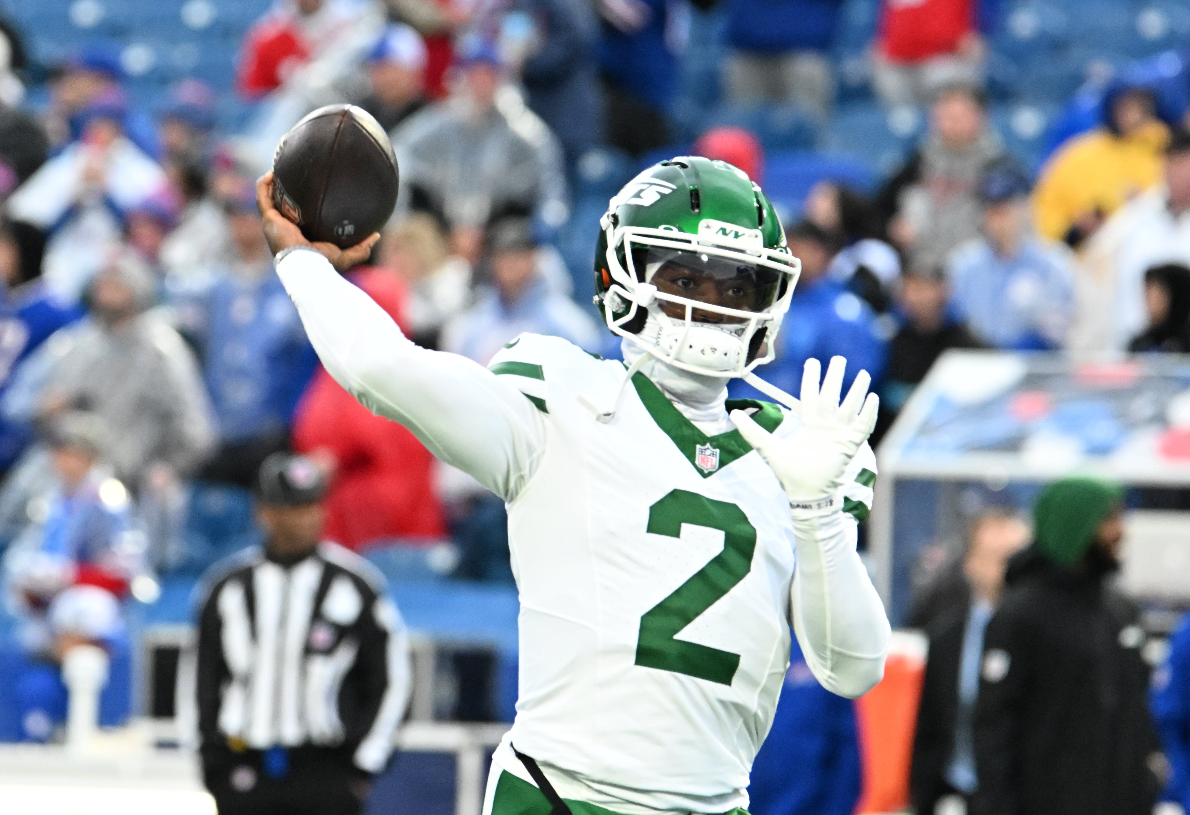 New York Jets quarterback Tyrod Taylor (2) warms up before a game against the Buffalo Bills at Highmark Stadium.