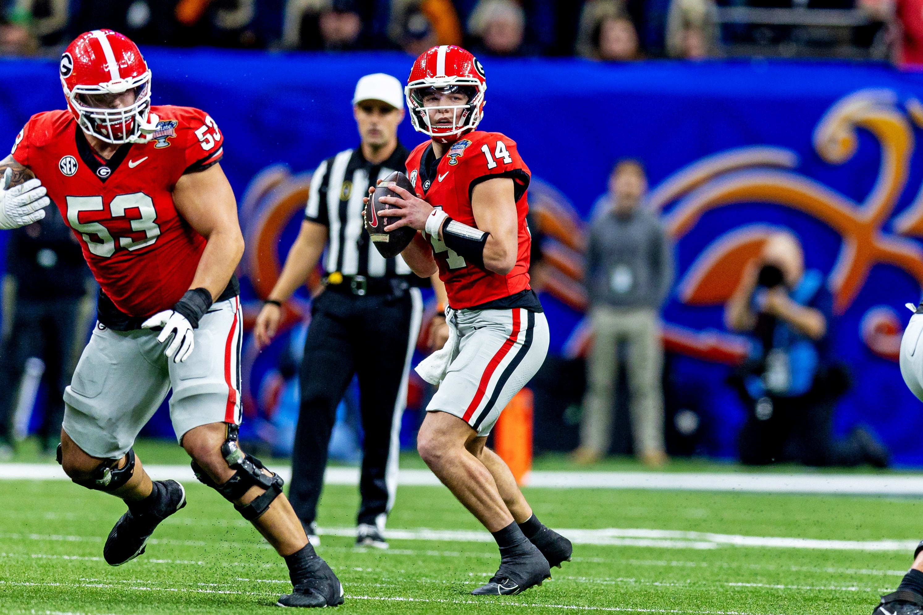 Georgia Bulldogs quarterback Gunner Stockton (14) makes a pass during the second quarter against the Notre Dame Fighting Irish at Caesars Superdome.
