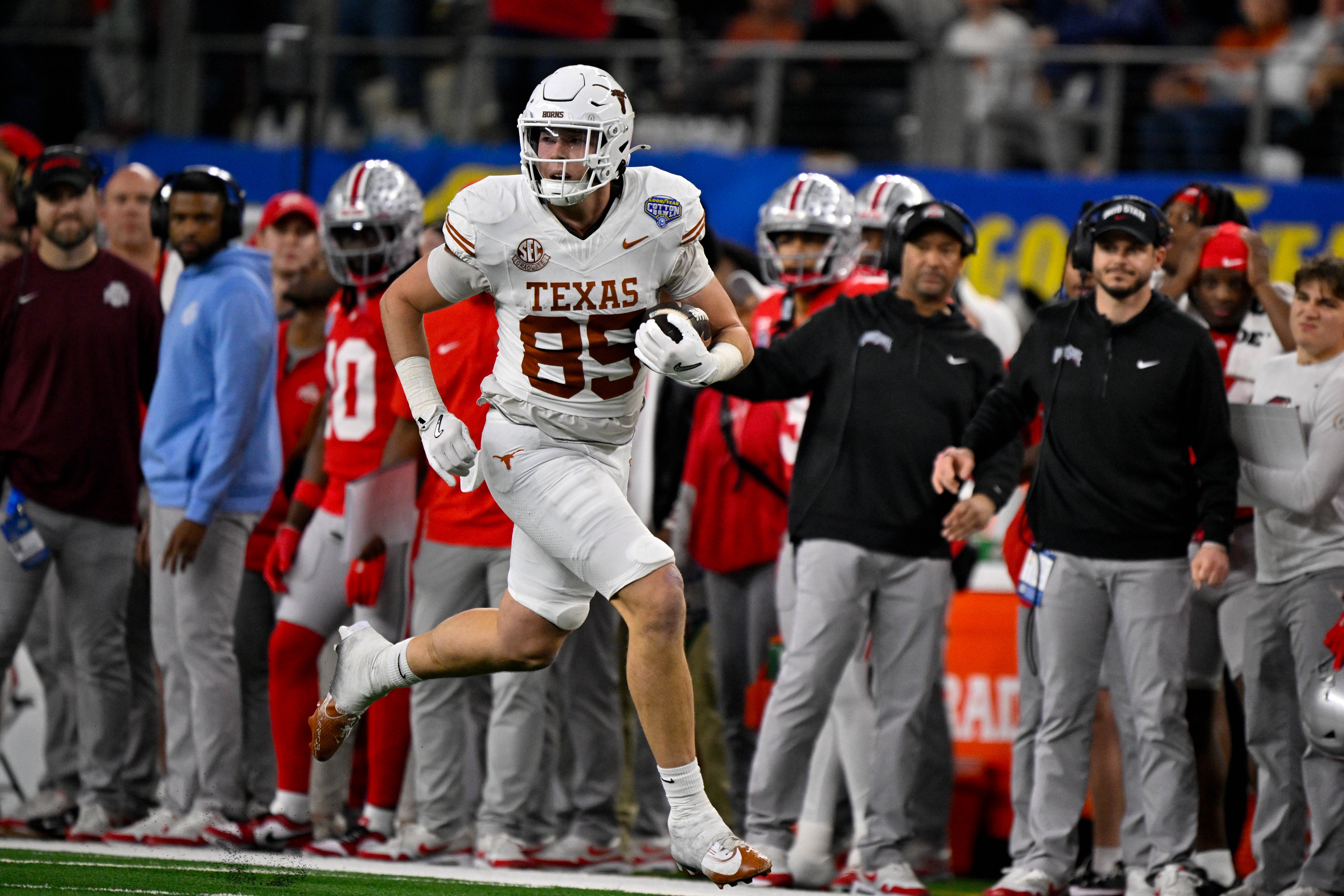 Texas Longhorns tight end Gunnar Helm (85) in action during the game between the Texas Longhorns and the Ohio State Buckeyes at AT&T Stadium.