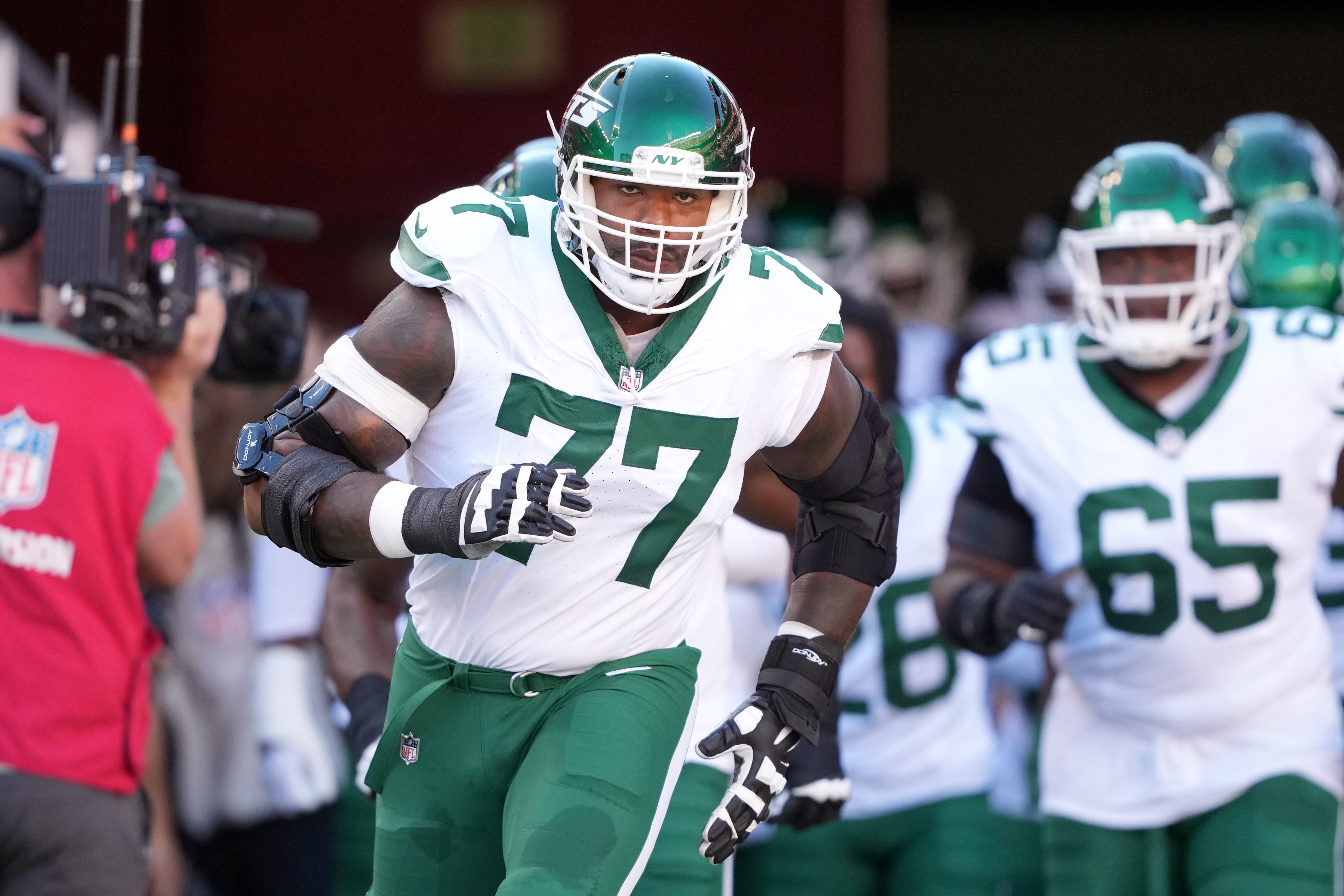 New York Jets offensive tackle Tyron Smith (77) jogs onto the field before the game against the San Francisco 49ers at Levi's Stadium.
