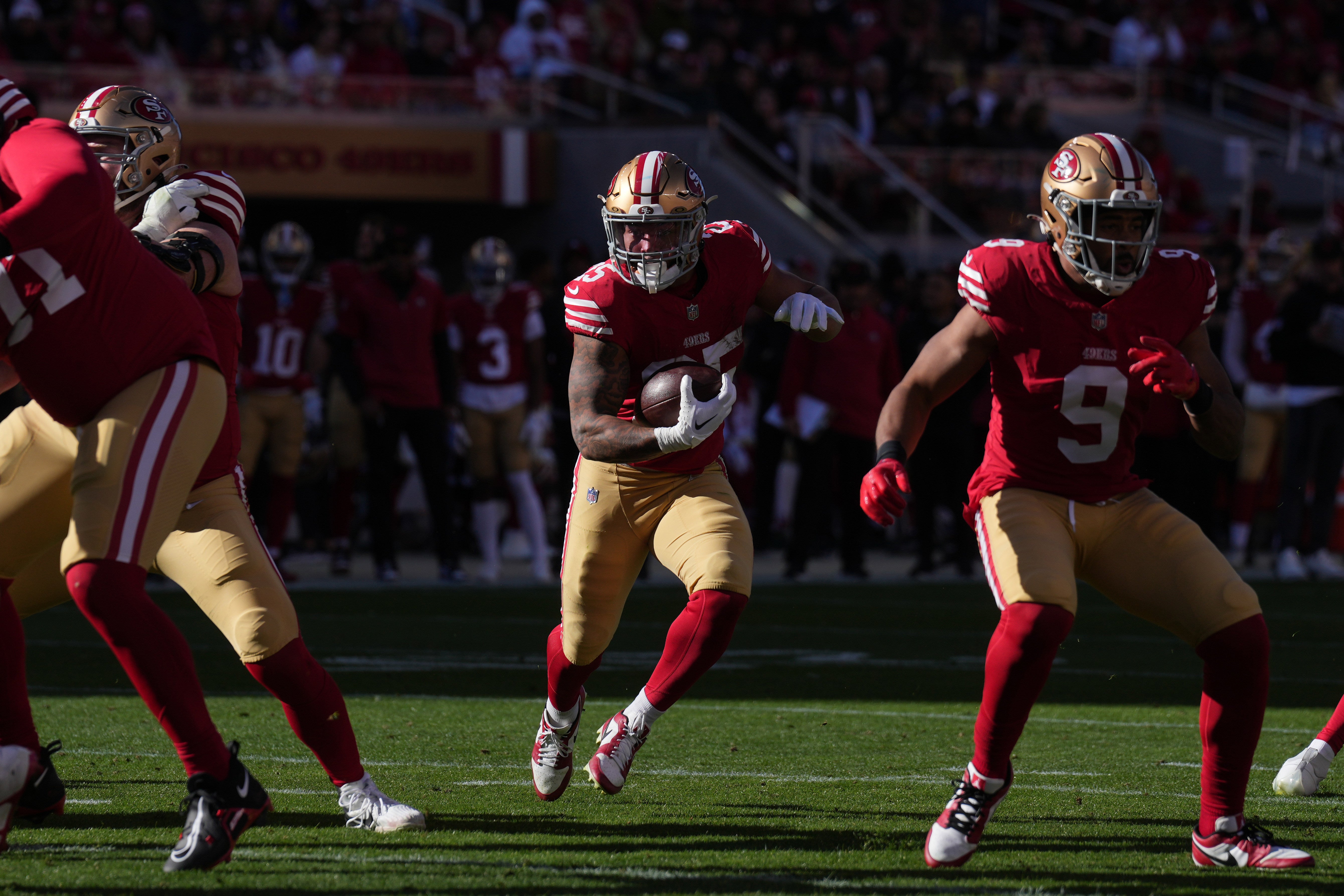 49ers running back Elijah Mitchell (25) carries the ball.