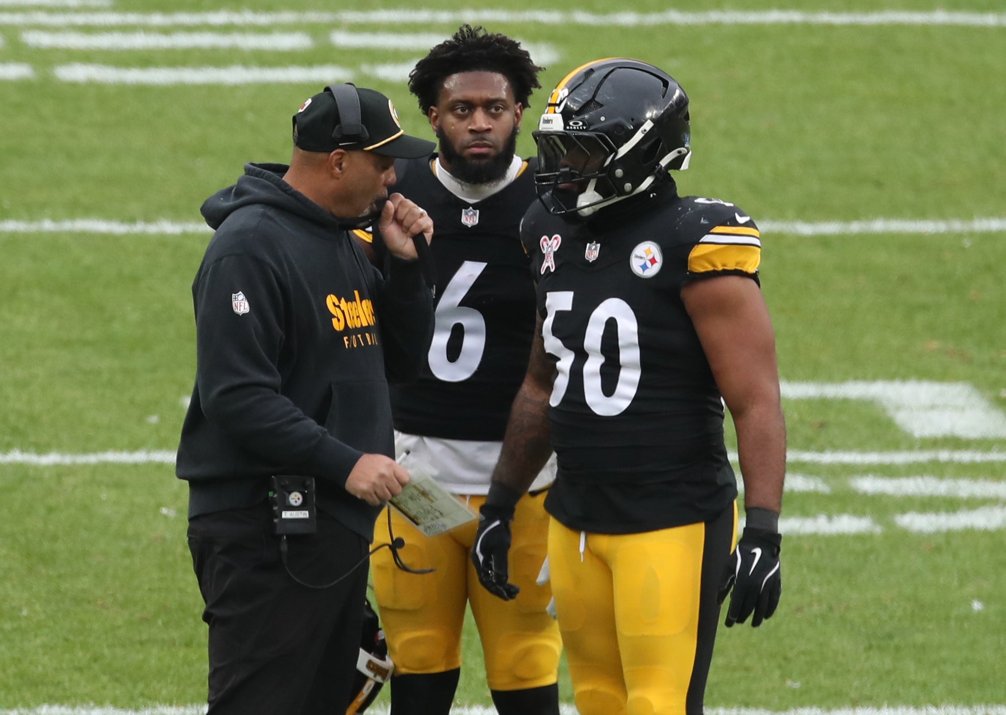 Dec 25, 2024; Pittsburgh, Pennsylvania, USA; Pittsburgh Steelers defensive coordinator Teryl Austin (left) talks with linebacker Patrick Queen (6) and Elandon Roberts (50) against the Kansas City Chiefs during the fourth quarter at Acrisure Stadium.