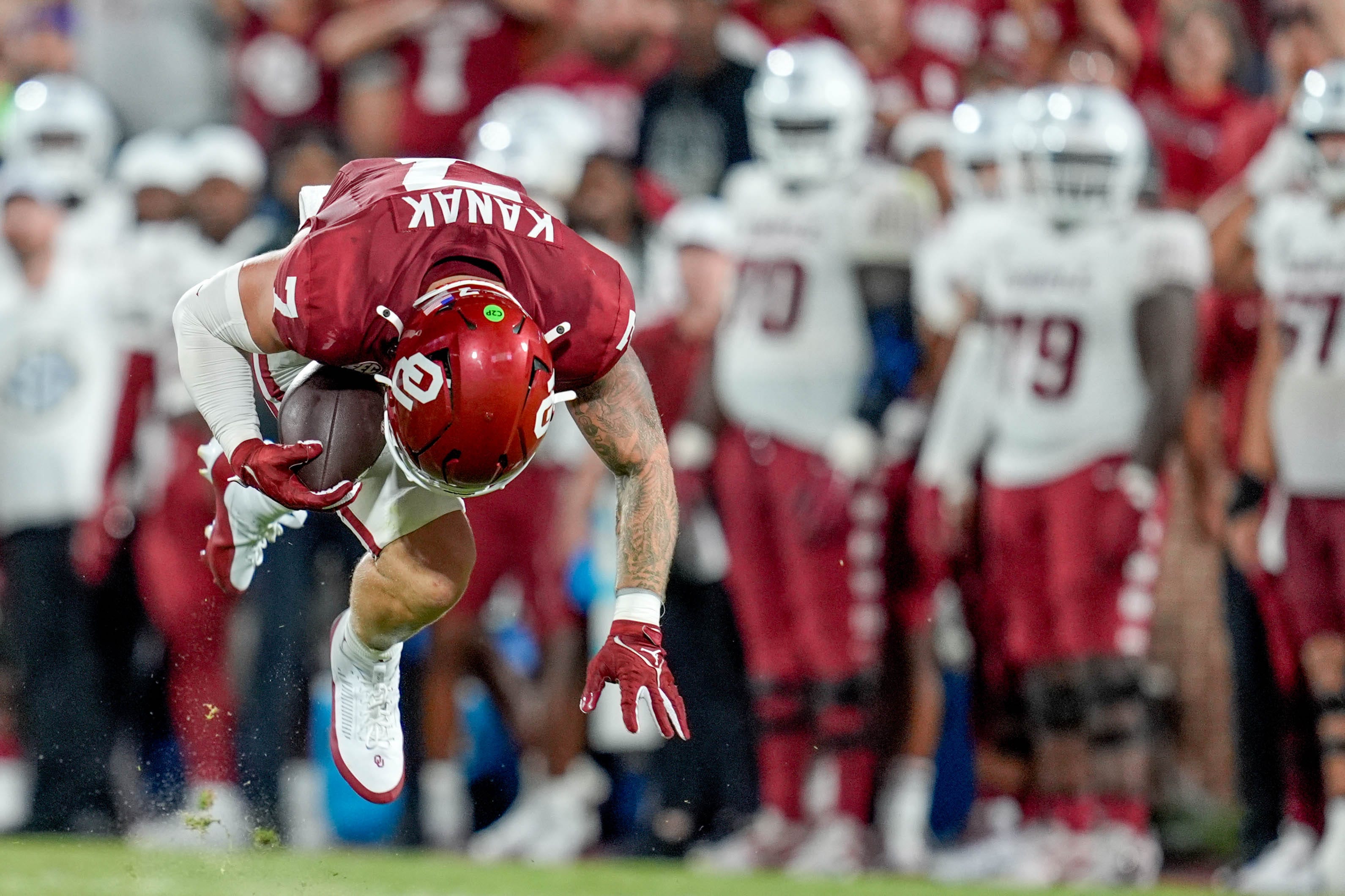 Oklahoma linebacker Jaren Kanak (7) scoops up a fumbled punt return and runs the ball for a touchdown in the second half of an NCAA football game between Oklahoma (OU) and Temple at the Gaylord Family Oklahoma Memorial Stadium in Norman, Okla., on Friday, Aug. 30, 2024.