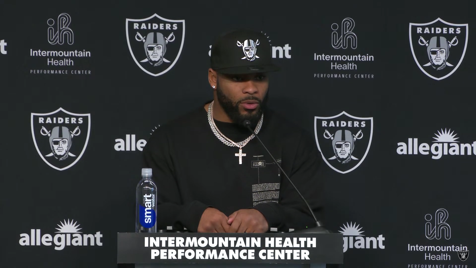 Las Vegas Raiders linebacker Elandon Roberts speaks with reporters.