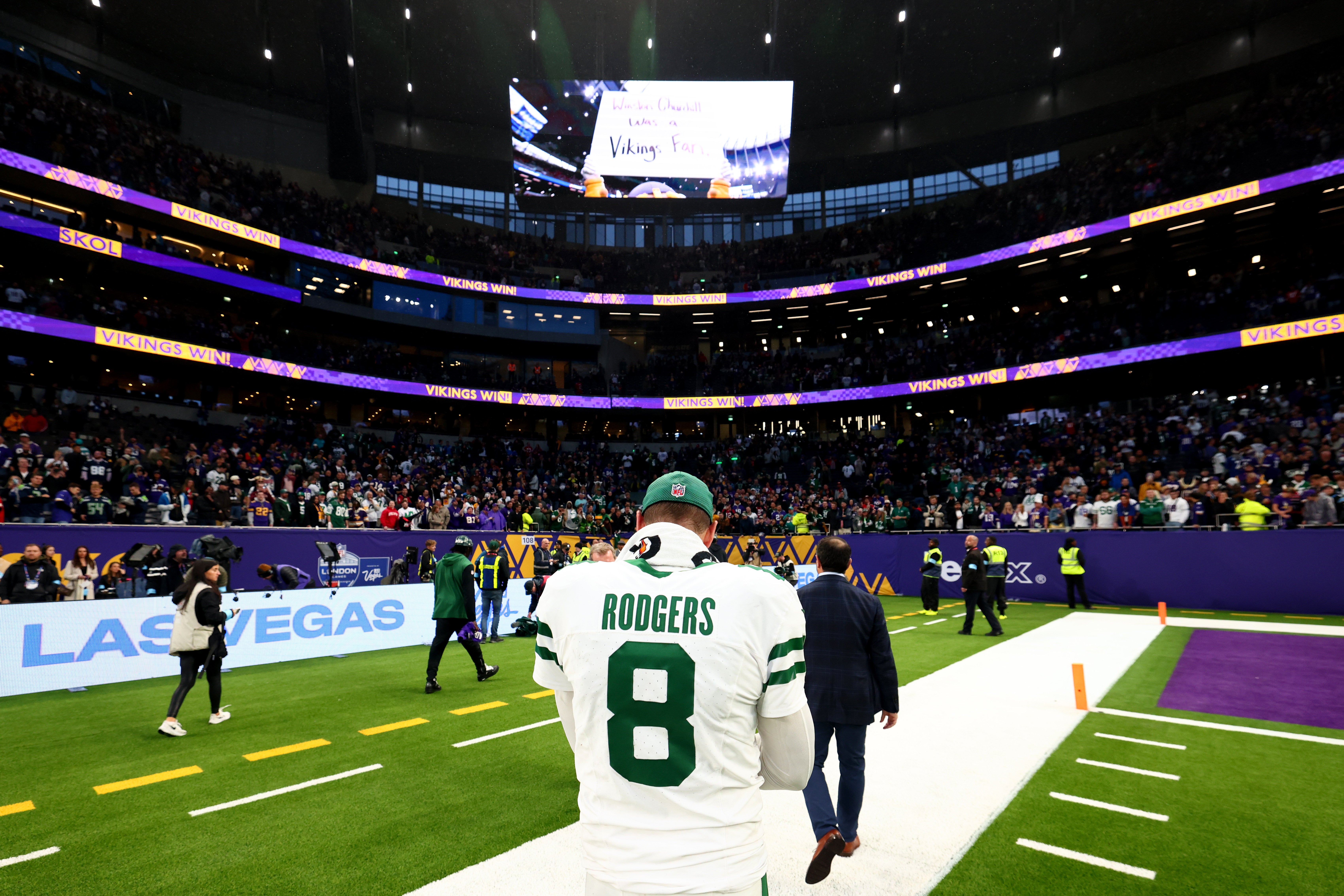 New York Jets Quarterback Aaron Rodgers (8) walks to the locker room after the 17-23 defeat against Minnesota Vikings at Tottenham Hotspur Stadium.