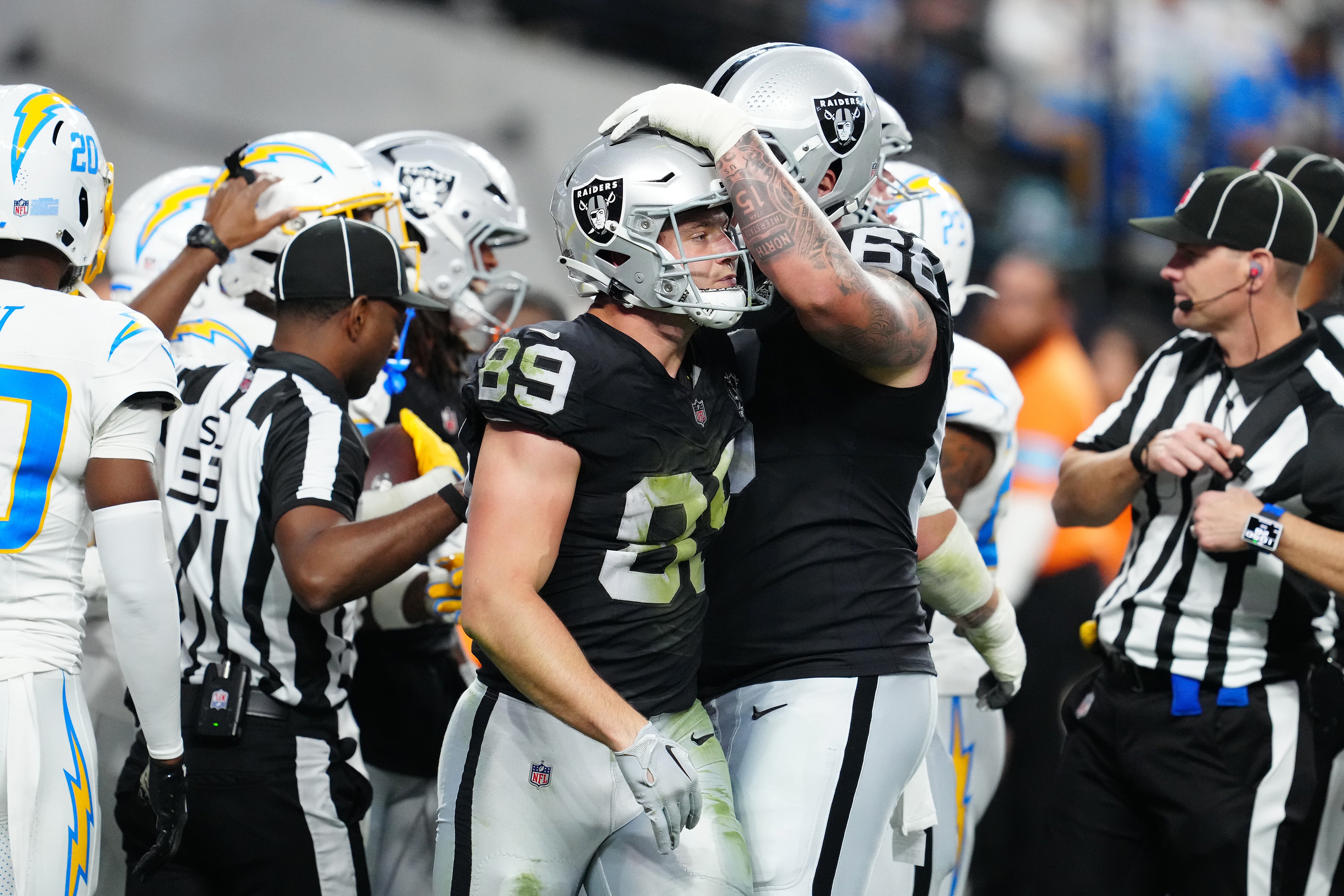 Las vegas Raiders center Andre James Los Angeles Chargers