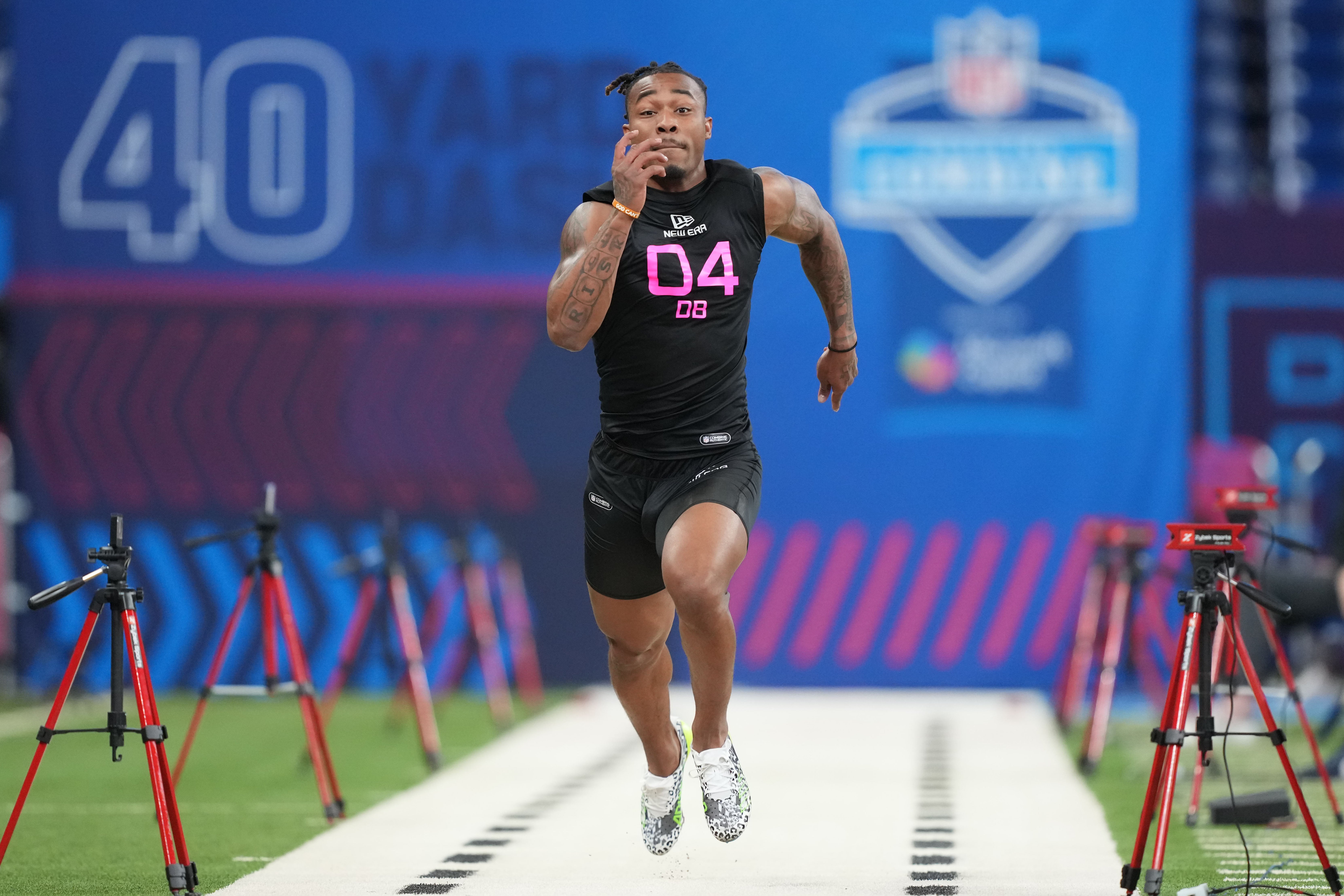 Feb 28, 2025; Indianapolis, IN, USA; Texas defensive back Jahdae Barron (DB04) runs in the 40 yard dash during the 2025 NFL Combine at Lucas Oil Stadium.