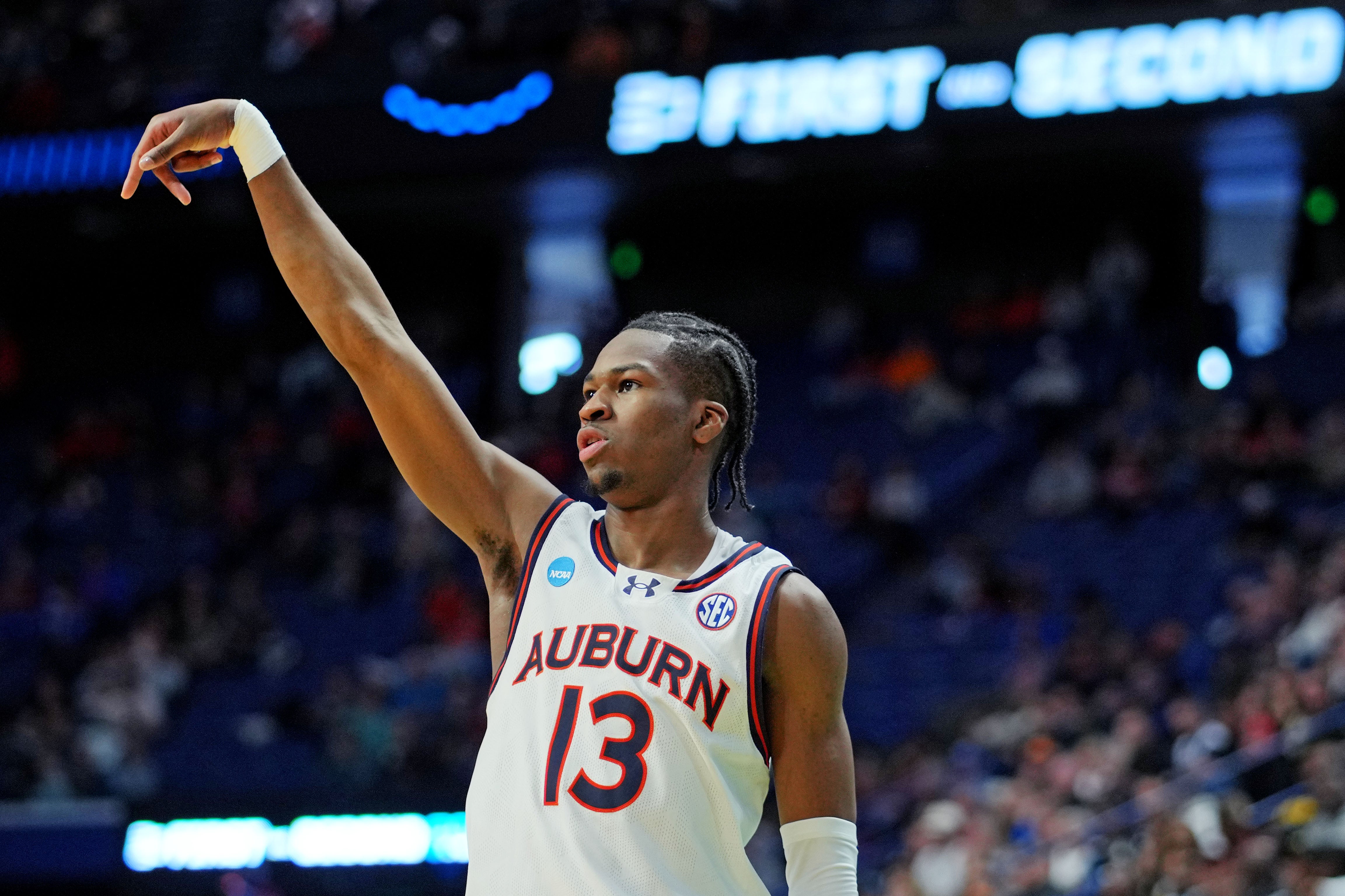 Auburn Tigers guard Miles Kelly