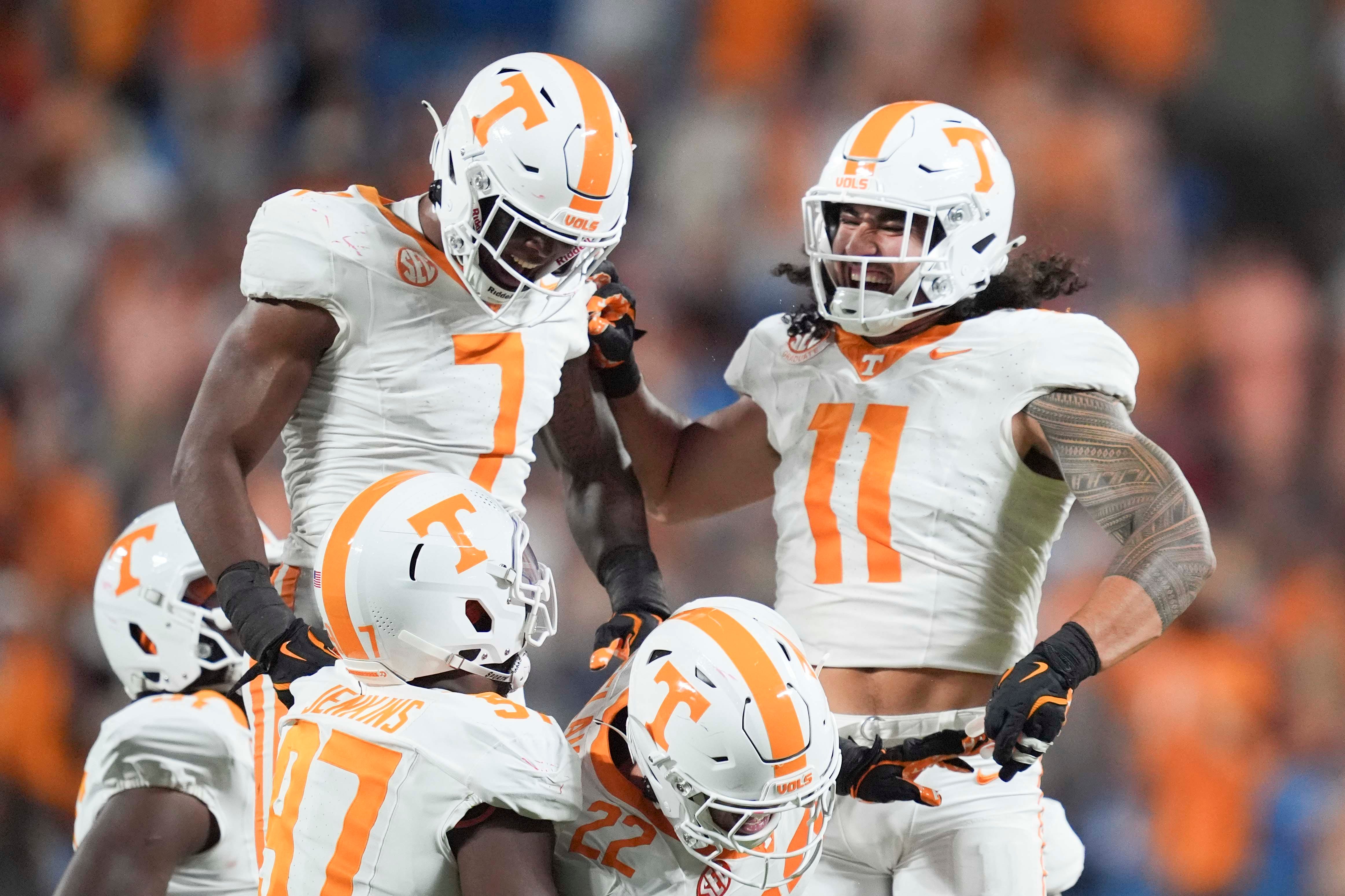 Arion Carter celebrates with Vols teammates