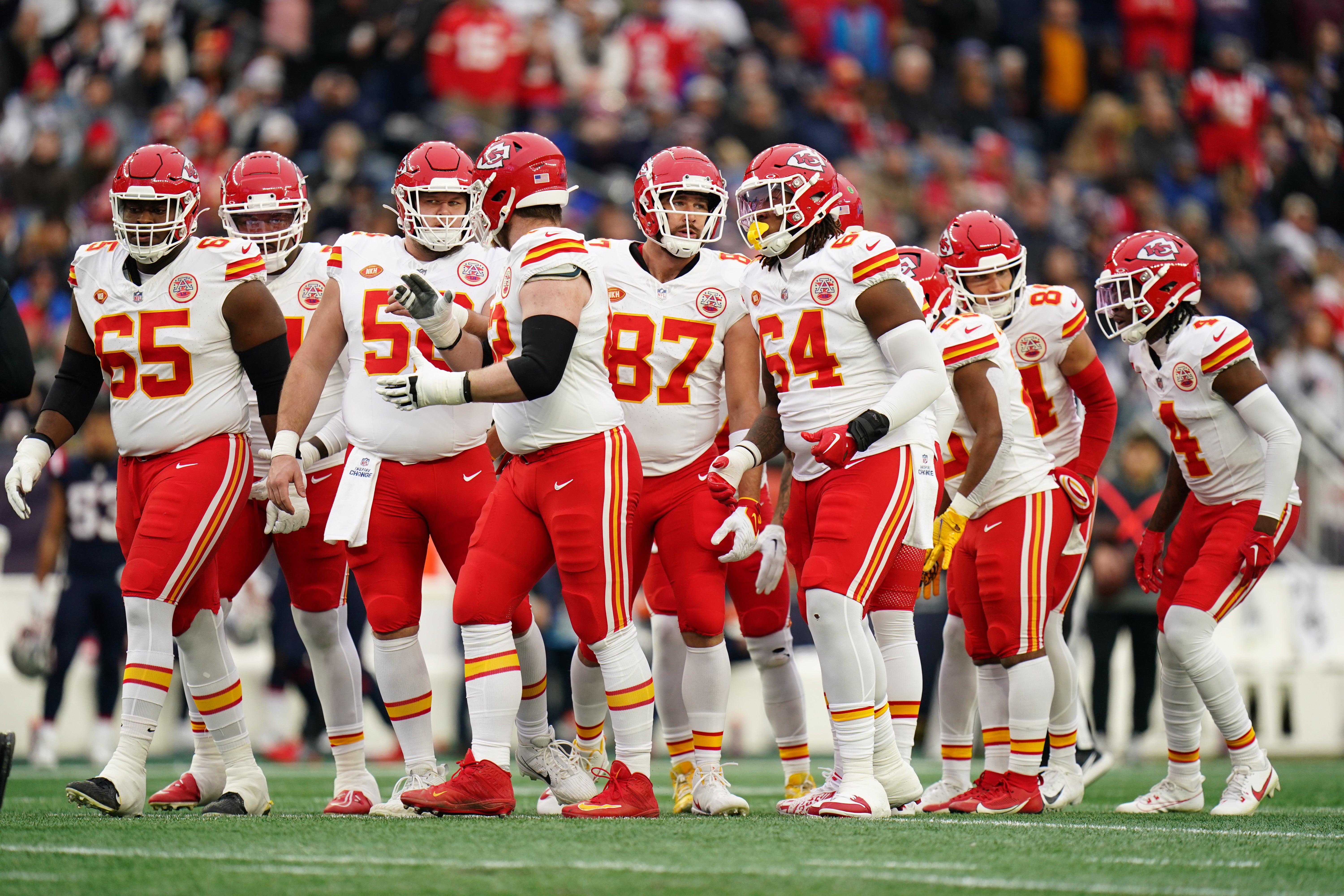 Chiefs tight end Travis Kelce (87) and offensive line on the field against the Patriots in the first quarter at Gillette Stadium.
