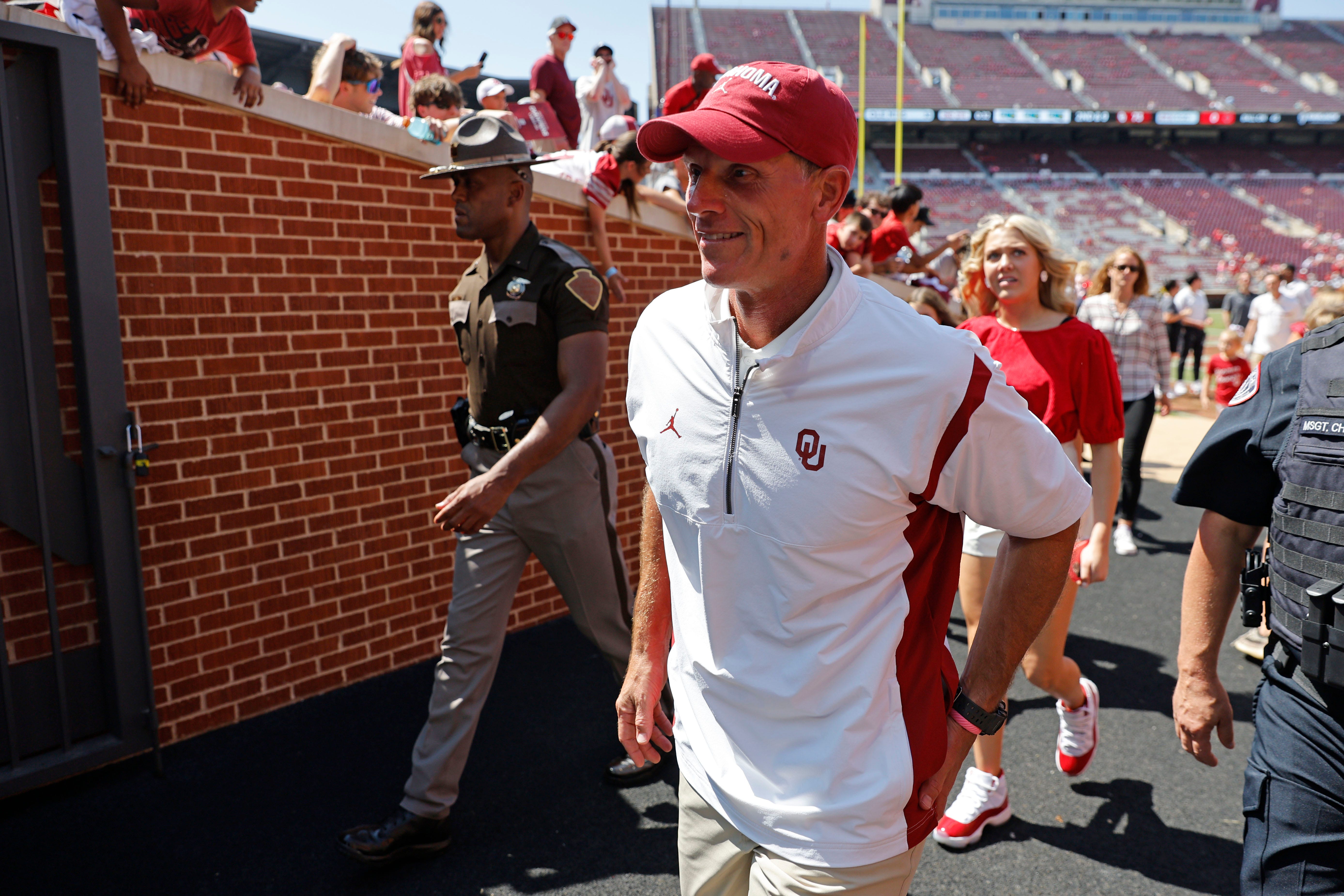 Oklahoma Sooners head coach Brent Venav