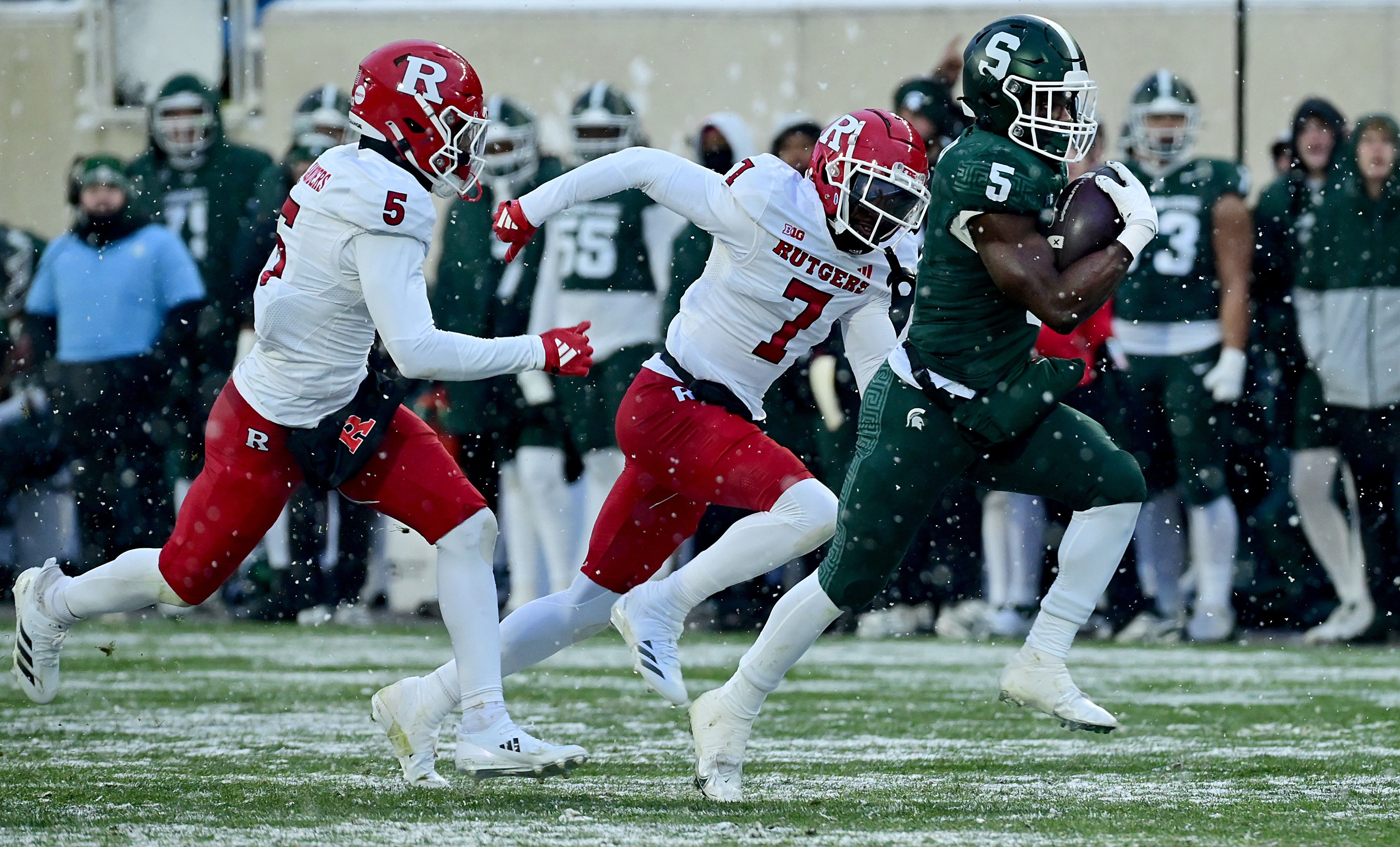 Michigan State Spartans running back Nate Carter (5) runs away from the Rutgers Scarlet Knights defense