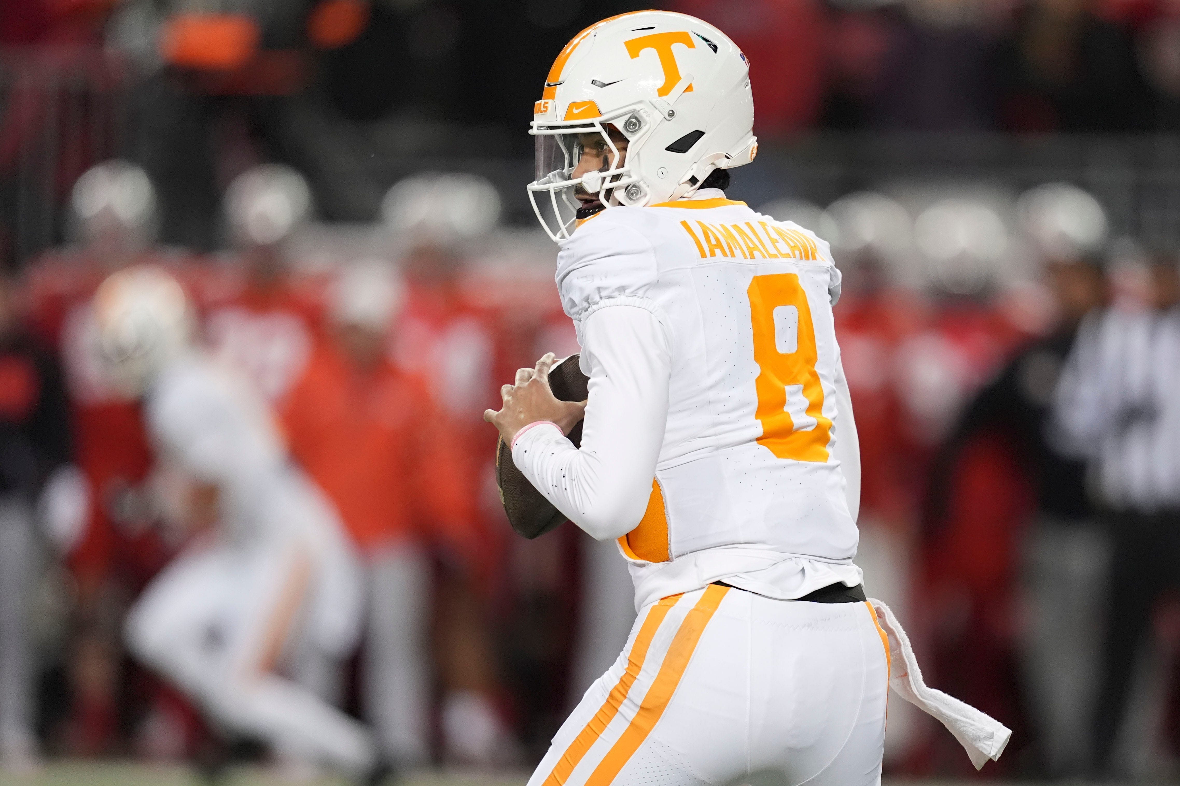 Nico Iamaleava drops back to complete a pass for the Tennessee Volunteers