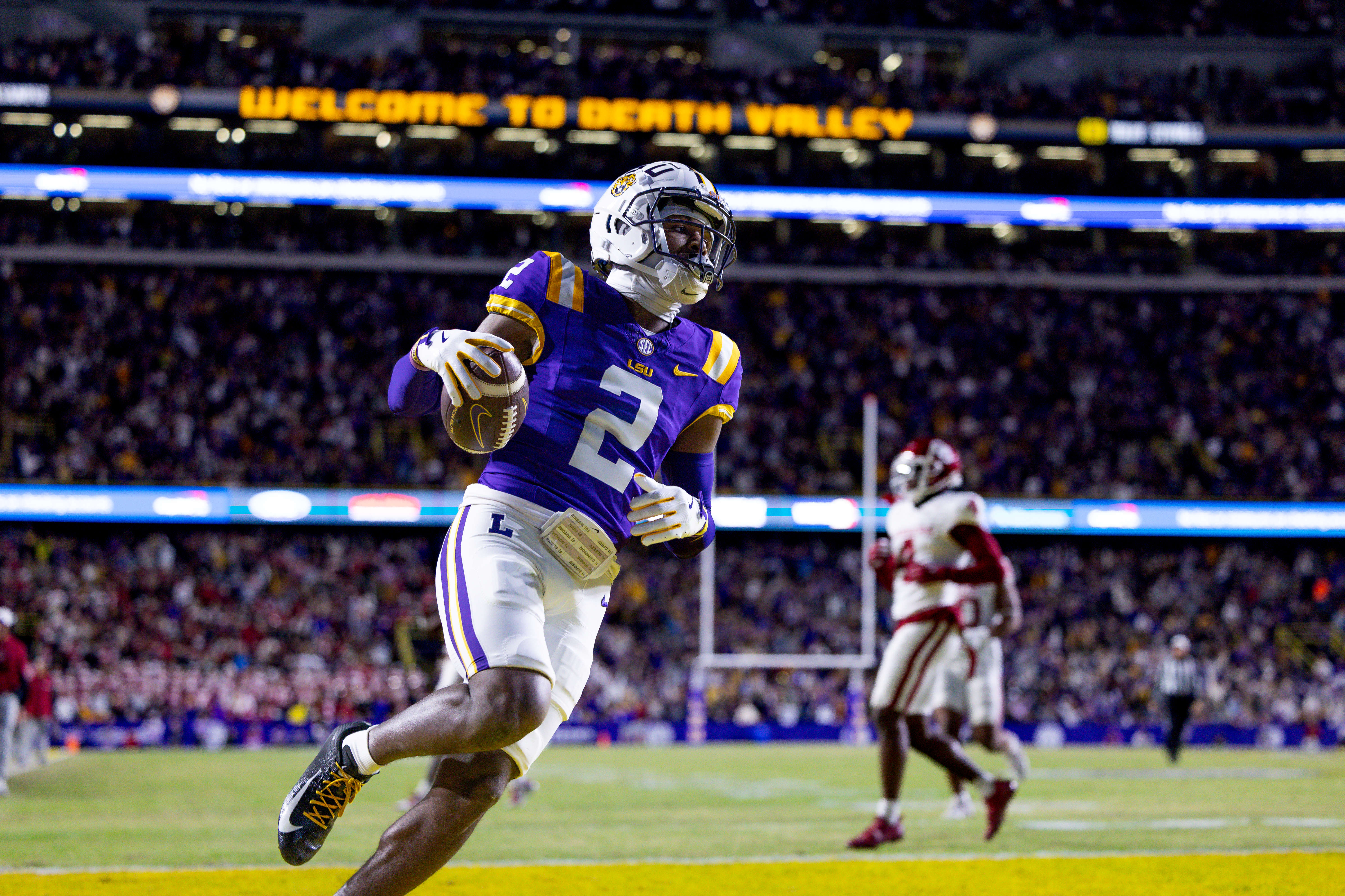 Kyren Lacy scores a touchdown for the LSU Tigers against the Oklahoma Sooners