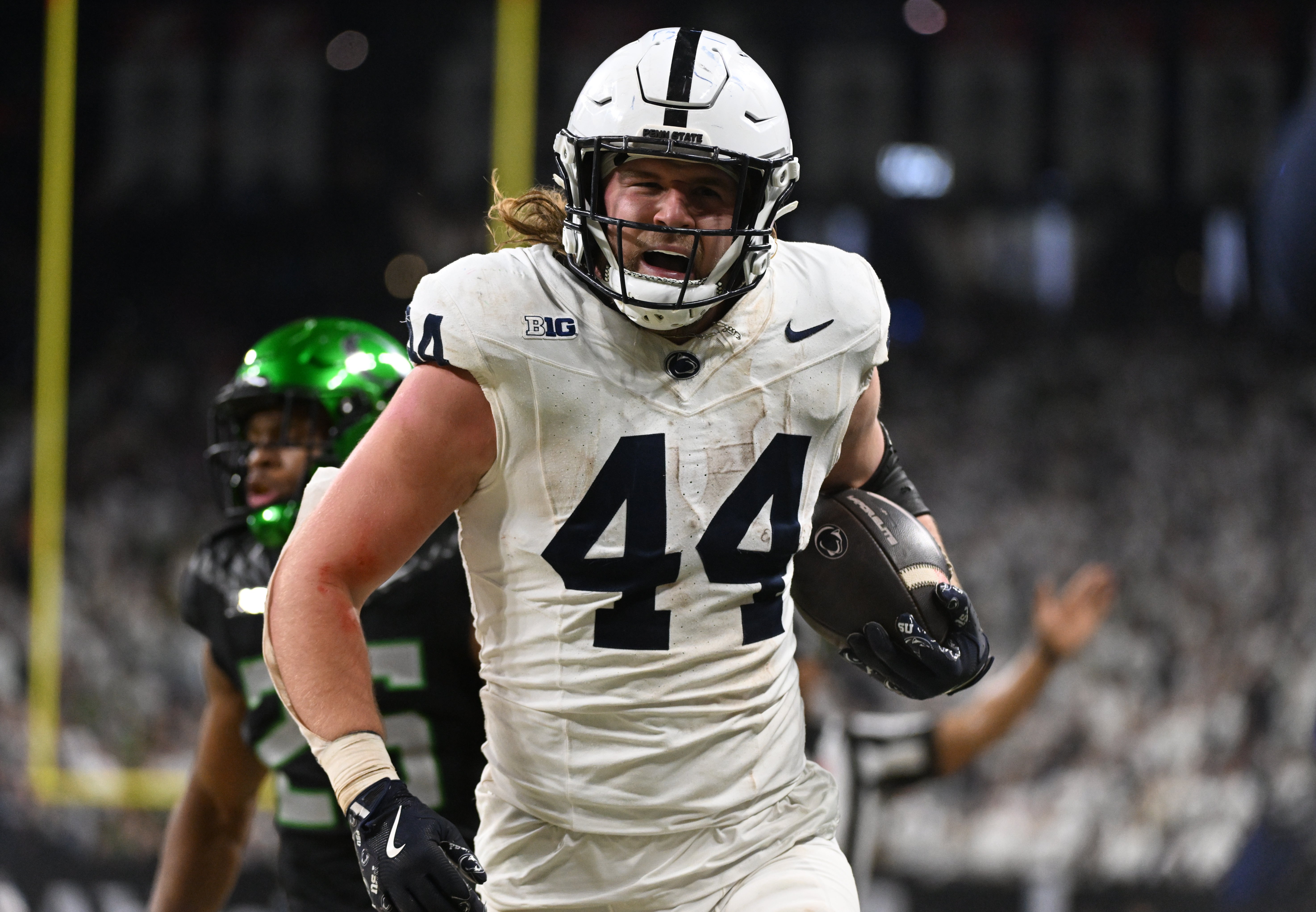 Dec 7, 2024; Indianapolis, IN, USA; Penn State Nittany Lions tight end Tyler Warren (44) runs for a gain against the Oregon Ducks during the second quarter in the 2024 Big Ten Championship game at Lucas Oil Stadium.