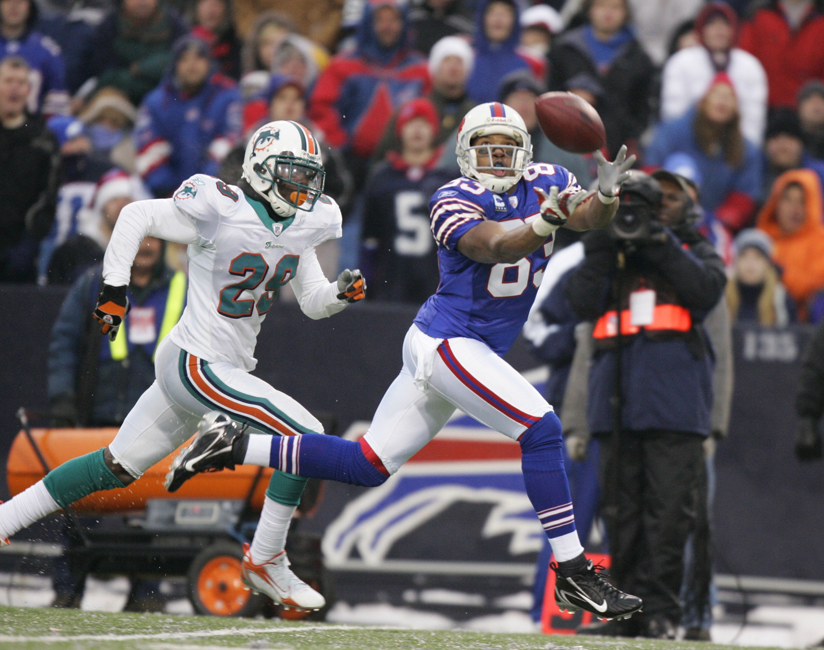 Bills wide receiver (83) Lee Evans beats Dolphins defensive back (29) Travis Daniels to score on this pass reception