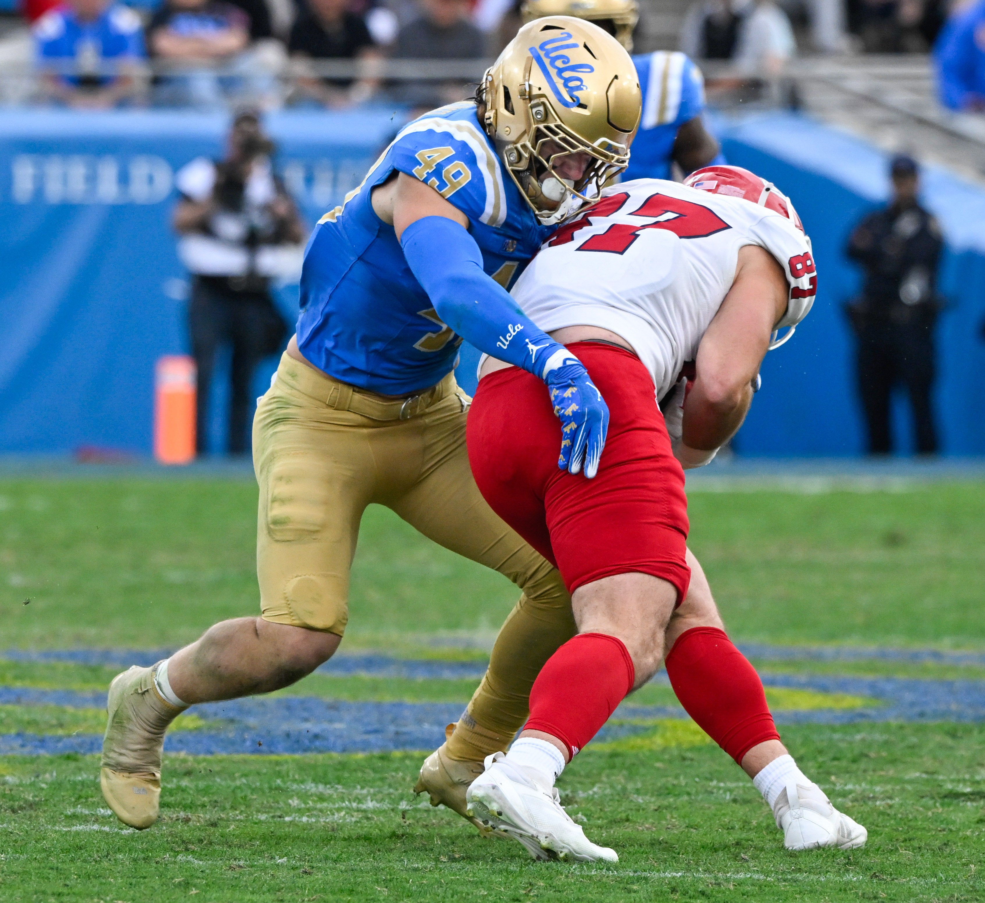 Nov 30, 2024; Pasadena, California, USA; UCLA Bruins linebacker Carson Schwesinger (49) Fresno State Bulldogs tight end Jake Tarwater (87) during the third quarter at Rose Bowl.