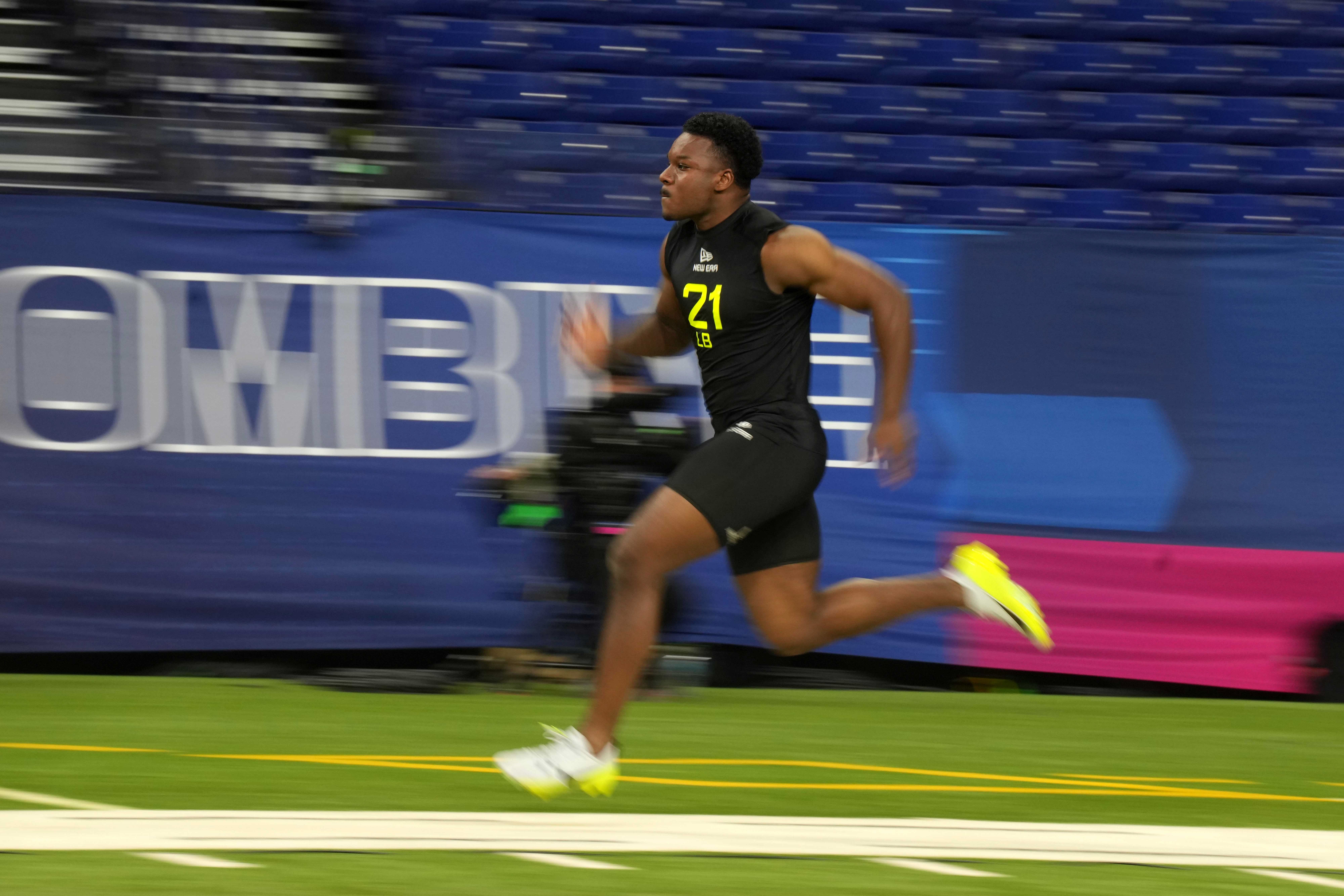 Oklahoma State linebacker Collin Oliver (LB21 uns in the 40-yard dash during the 2025 NFL Combine at Lucas Oil Stadium. 