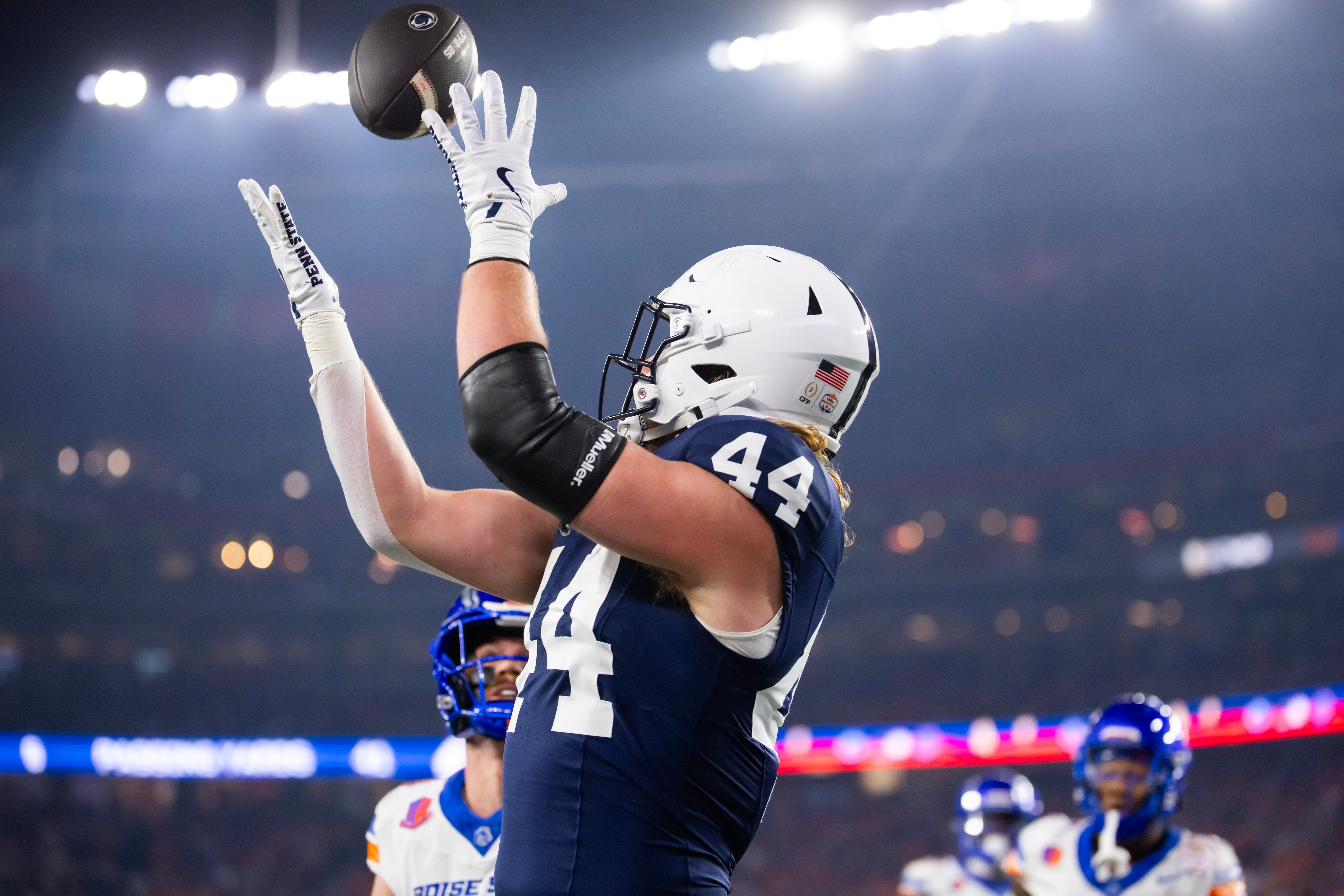 Dec 31, 2024; Glendale, AZ, USA; Penn State Nittany Lions tight end Tyler Warren (44) catches a touchdown pass against the Boise State Broncos in the Fiesta Bowl at State Farm Stadium.