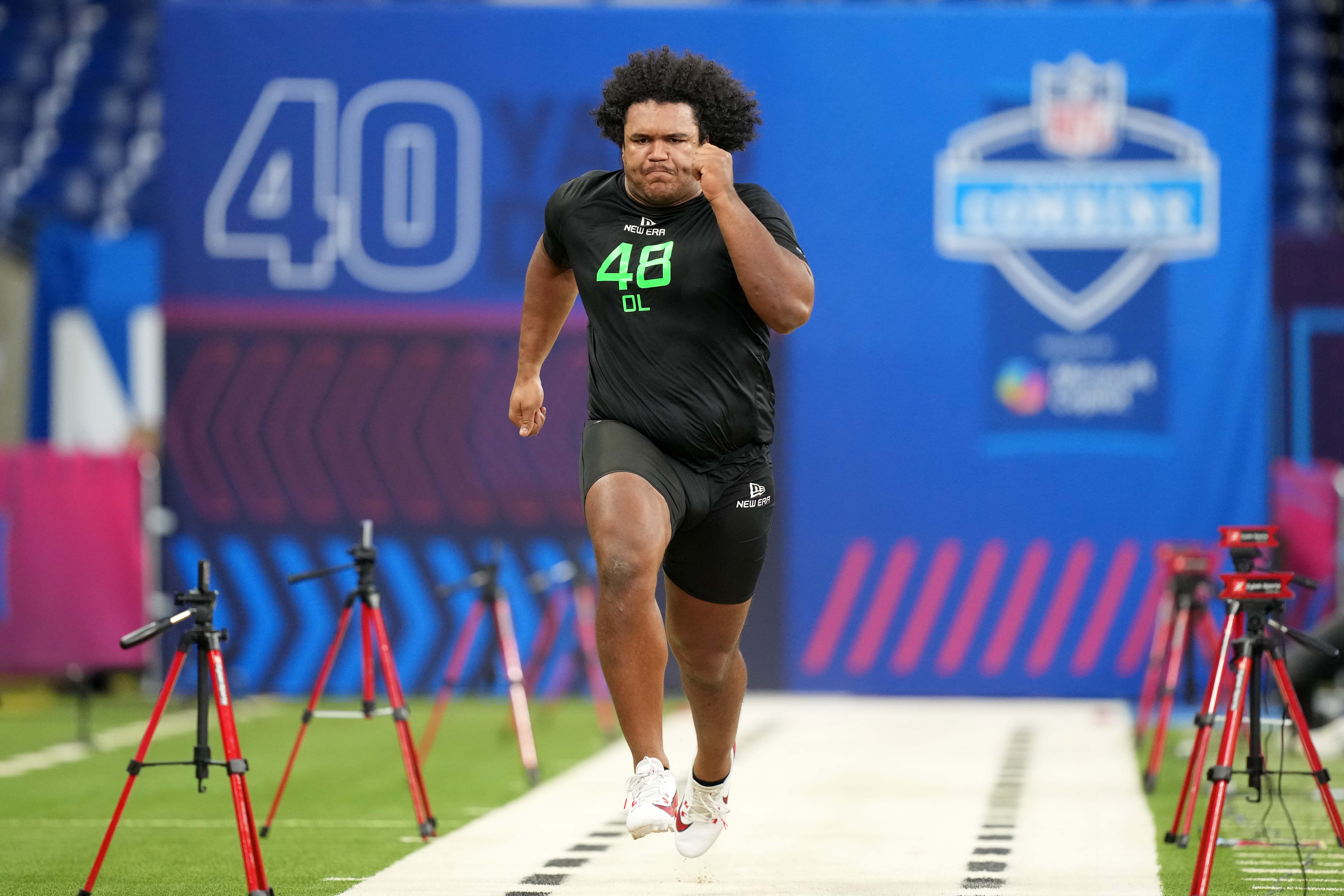 Cincinnati offensive lineman John Williams (OL48) runs in the 40-yard dash during the 2025 NFL Scouting Combine at Lucas Oil Stadium.