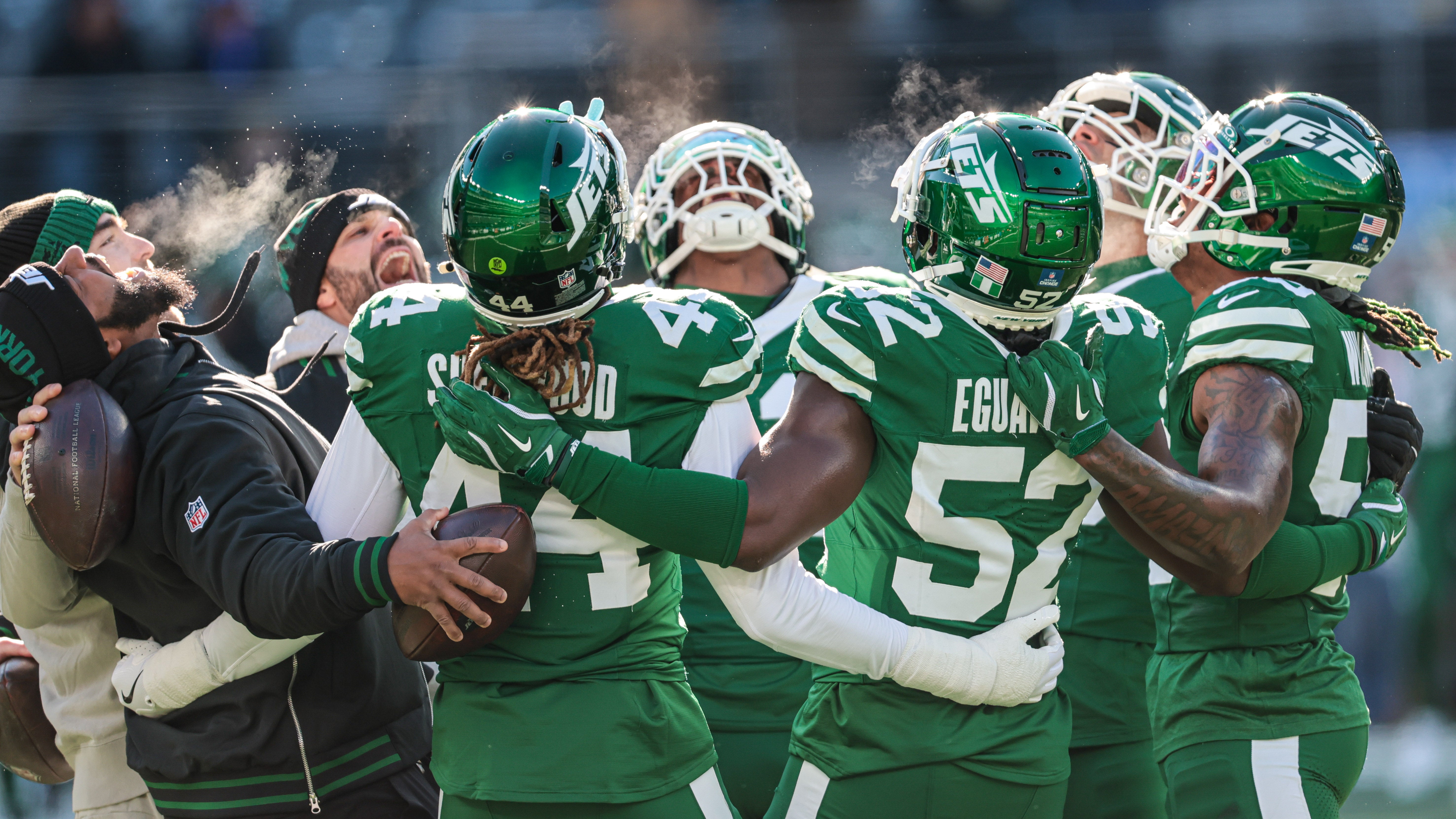 New York Jets linebacker Jamien Sherwood (44) huddle with teammates before the game against the Los Angeles Rams at MetLife Stadium.