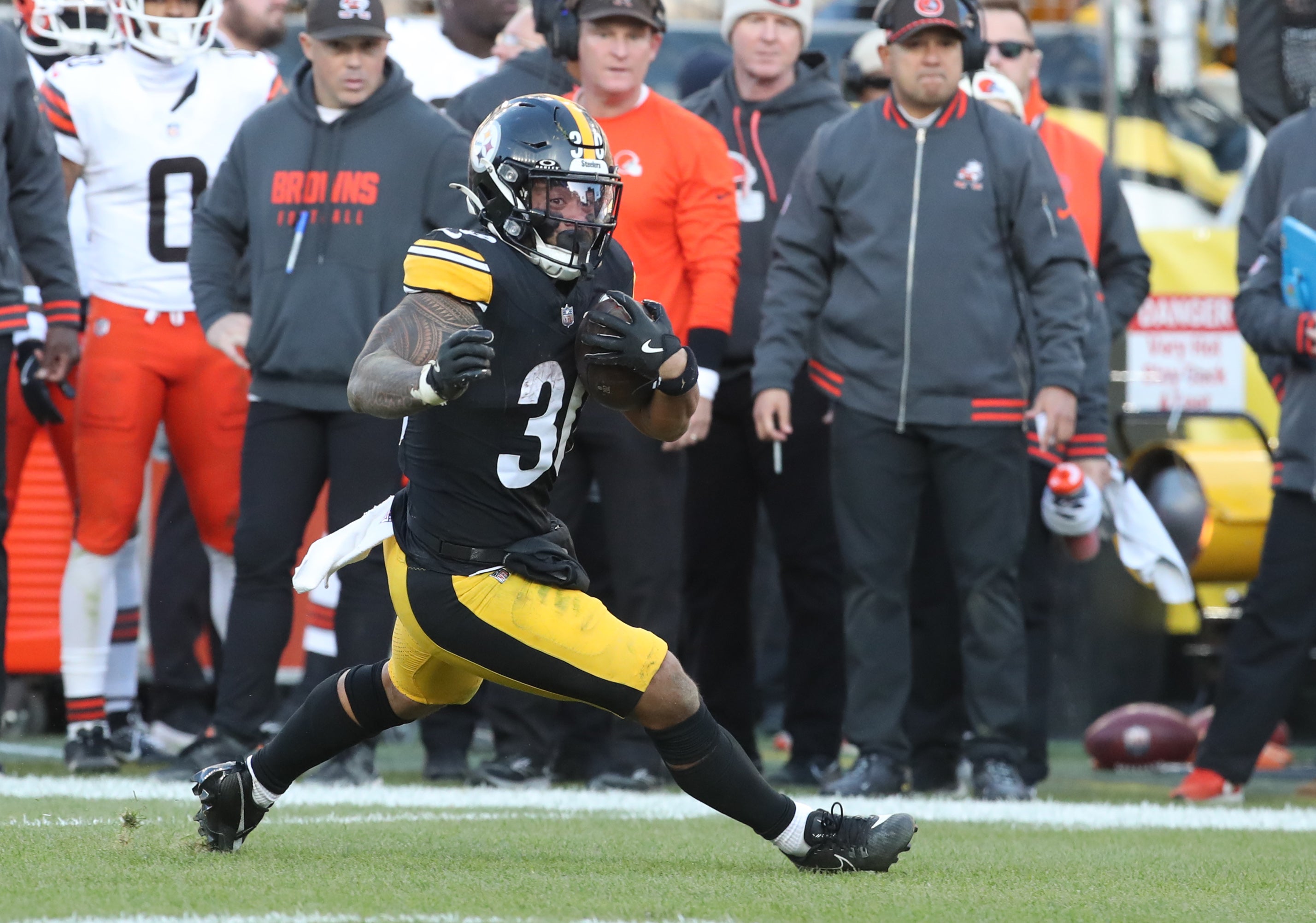 Dec 8, 2024; Pittsburgh, Pennsylvania, USA; Pittsburgh Steelers running back Jaylen Warren (30) runs after catch against the Cleveland Browns during the third quarter at Acrisure Stadium.