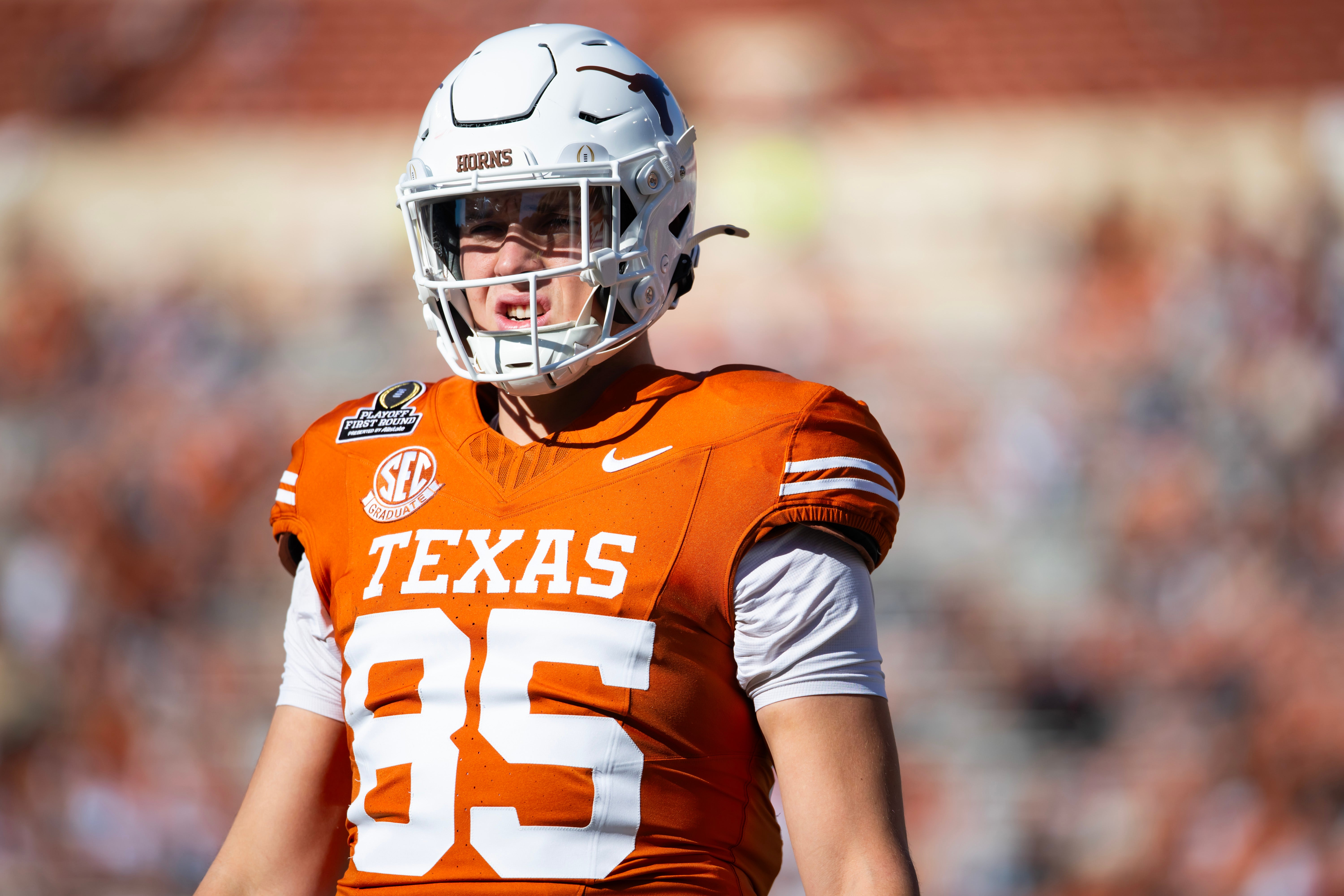 Texas Longhorns tight end Gunnar Helm (85) against the Clemson Tigers during the CFP National playoff first round at Darrell K Royal-Texas Memorial Stadium. Mark J. Rebilas-Imagn Images