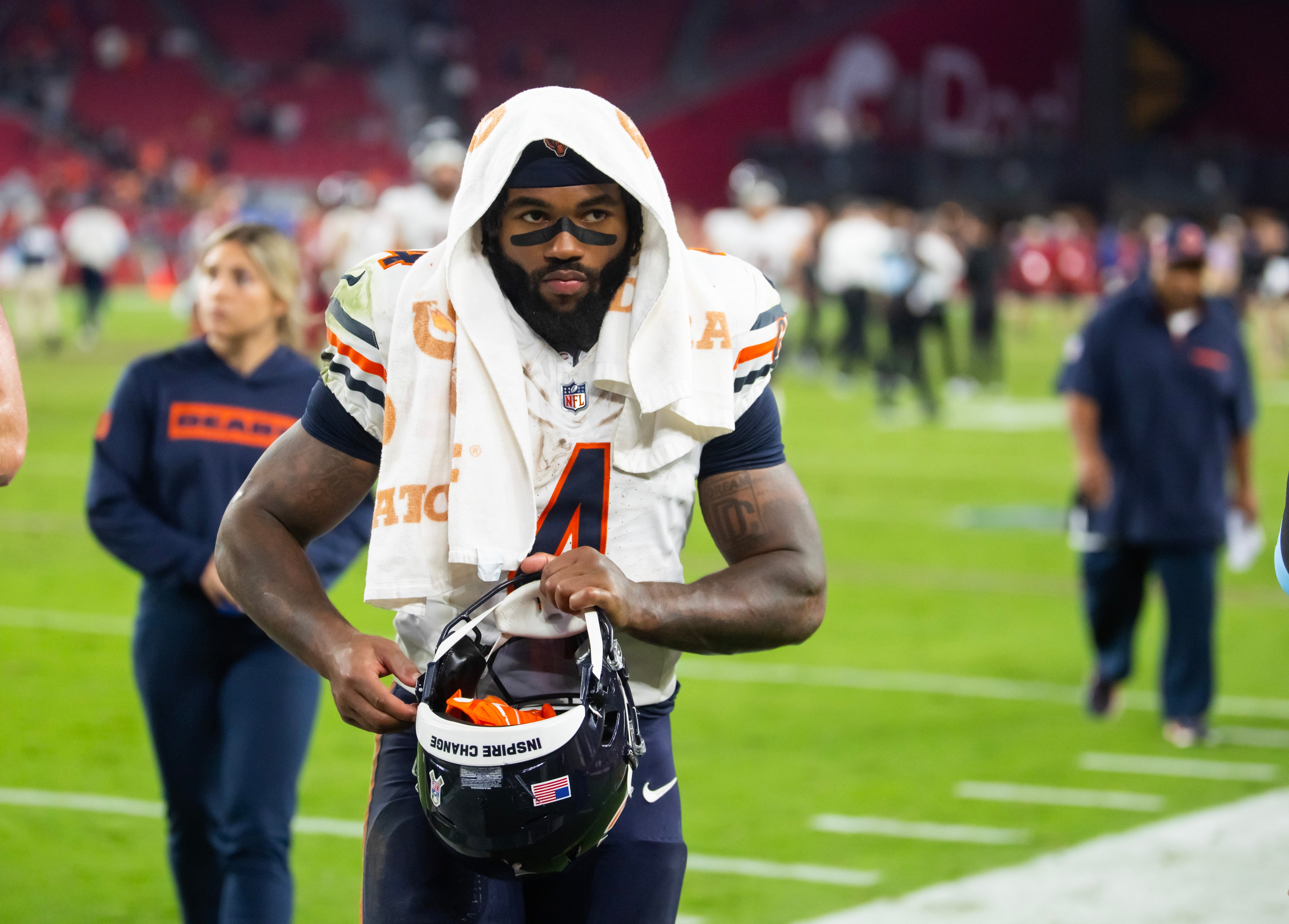 Nov 3, 2024; Glendale, Arizona, USA; Chicago Bears running back D'Andre Swift (4) against the Arizona Cardinals at State Farm Stadium.