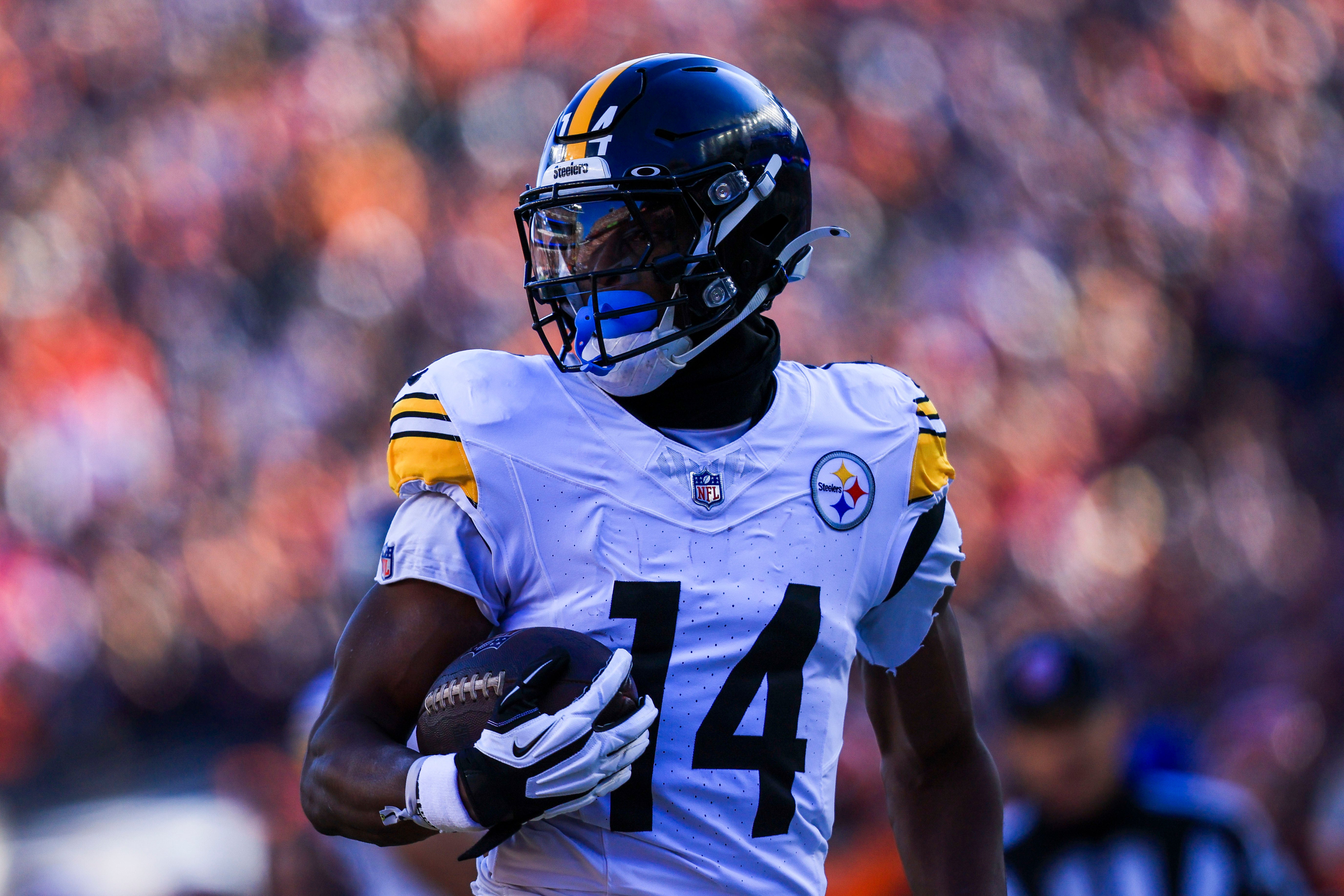 Pittsburgh Steelers wide receiver George Pickens (14) runs the ball in for a touchdown against the Cincinnati Bengals in the first half at Paycor Stadium.