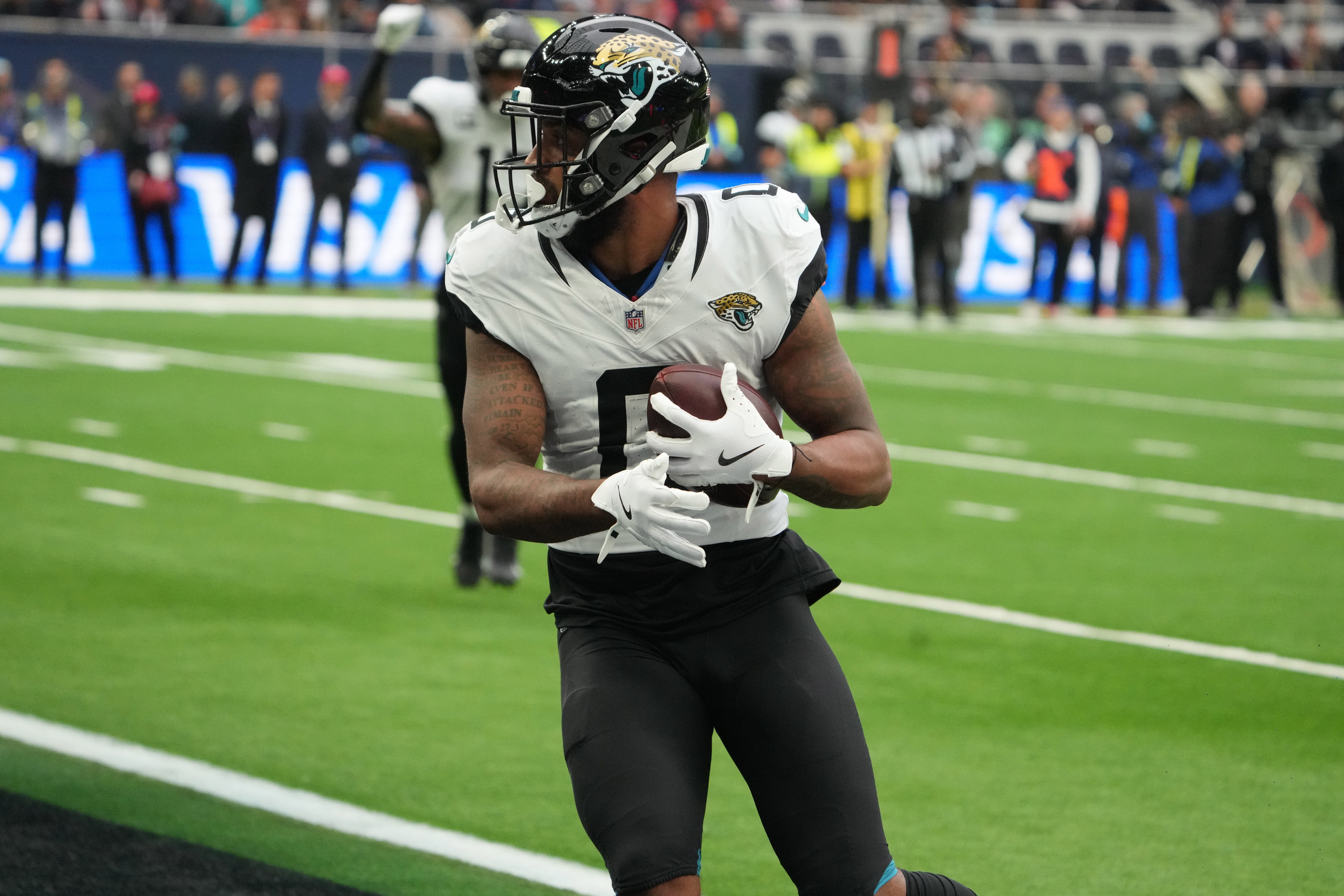 Jacksonville Jaguars wide receiver Gabe Davis (0) catches a 21-yard touchdown pass against the Chicago Bears