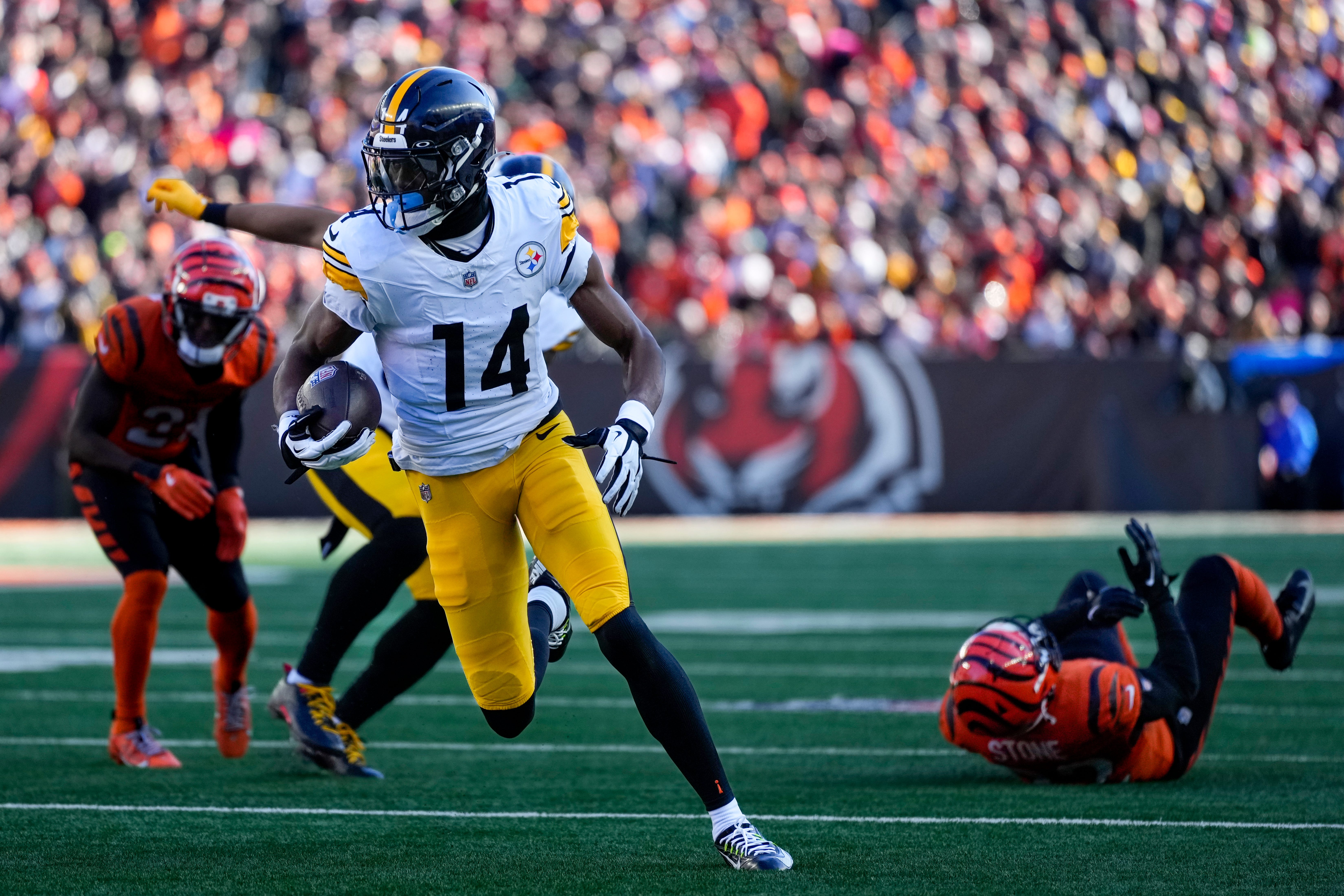 Pittsburgh Steelers wide receiver George Pickens (14) breaks through the defense for a touchdown reception in the first quarter of the NFL Week 13 game between the Cincinnati Bengals and the Pittsburgh Steelers at Paycor Stadium in downtown Cincinnati on Sunday, Dec. 1, 2024.