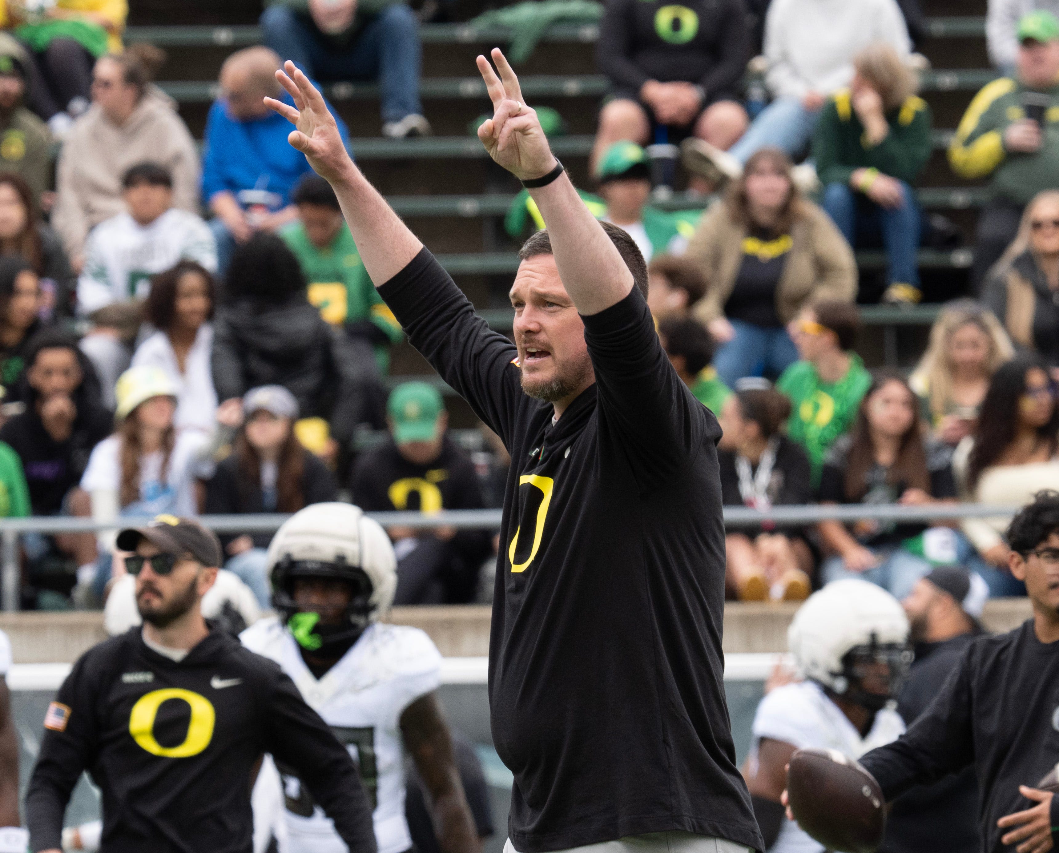Oregon coach Dan Lanning rallies his team during warmups before the Oregon Spring game at Autzen in Eugene April 26, 2025