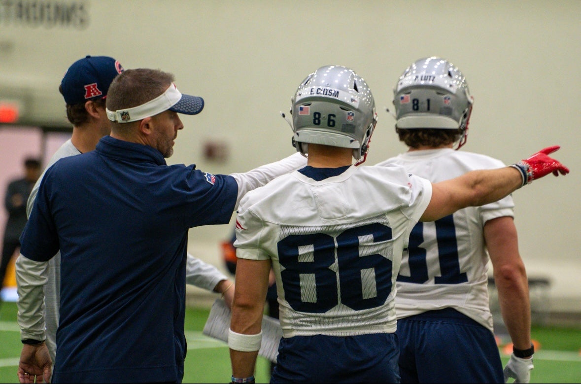 Patriots offensive coordinator Josh McDaniels coaches UDFA Efton Chism III