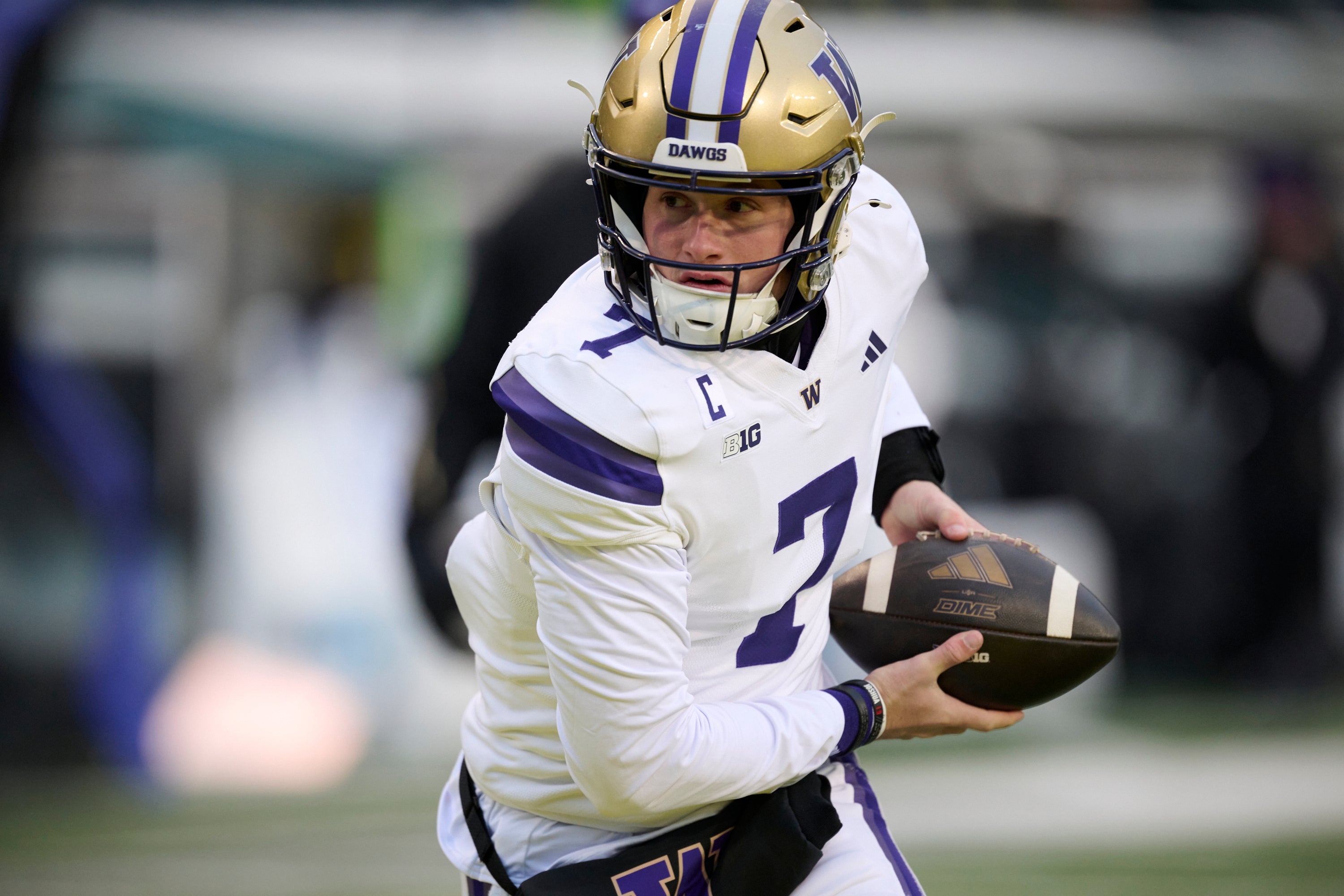 Washington Huskies quarterback Will Rogers (7) warms up before a game against the Oregon Ducks at Autzen Stadium.