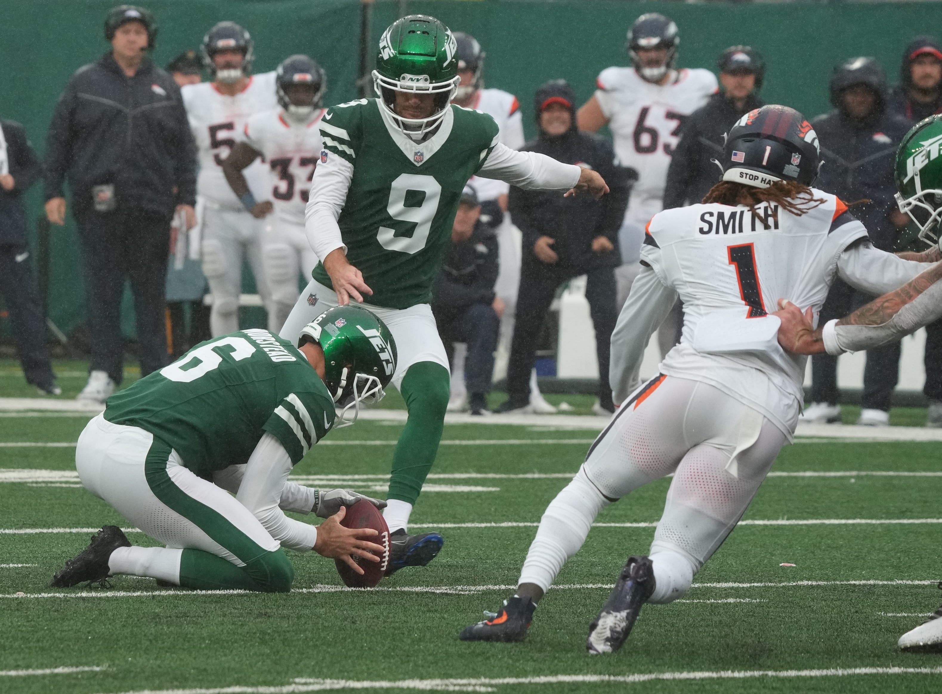 Greg Zuerlein of the Jets missed this late field goal in the fourth quarter as the Denver Broncos edged the New York Jets 10-9 at MetLife Stadium.