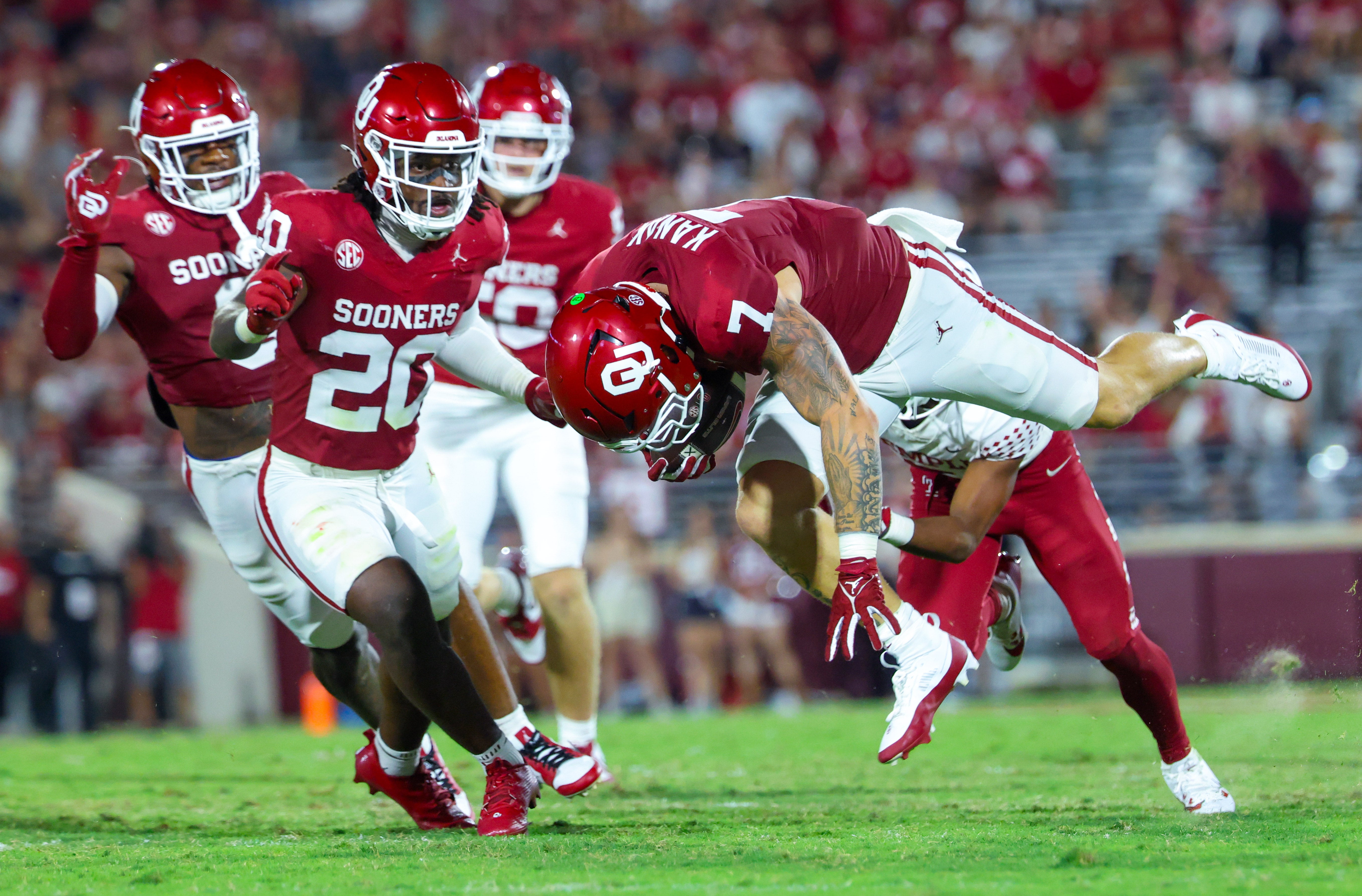 Aug 30, 2024; Norman, Oklahoma, USA; Oklahoma Sooners linebacker Jaren Kanak (7) recovers a fumble in front of Temple Owls wide receiver Dante Wright (5) during the second half at Gaylord Family-Oklahoma Memorial Stadium.