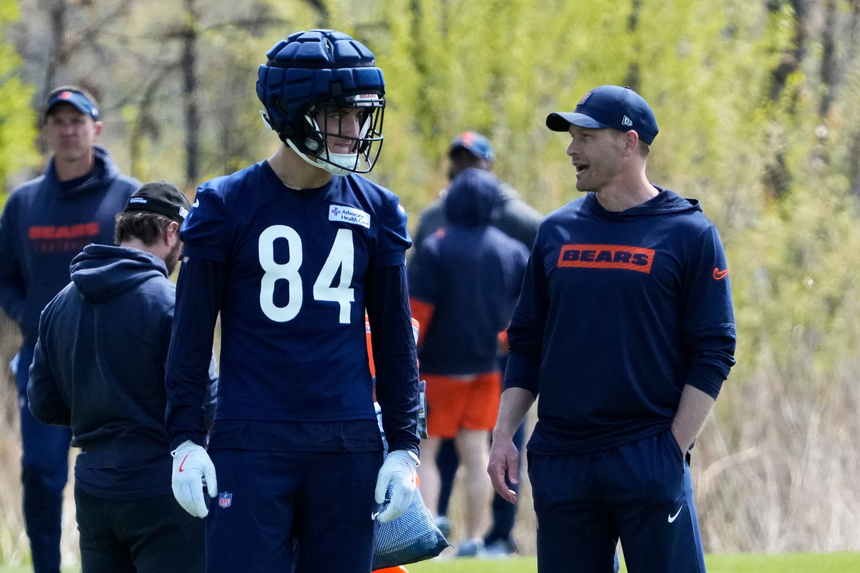 May 10, 2025; Lake Forest, IL, USA; Chicago Bears head coach Ben Johnson talks with tight end (84) Colston Loveland during Rookie Minicamp at Halas Hall.