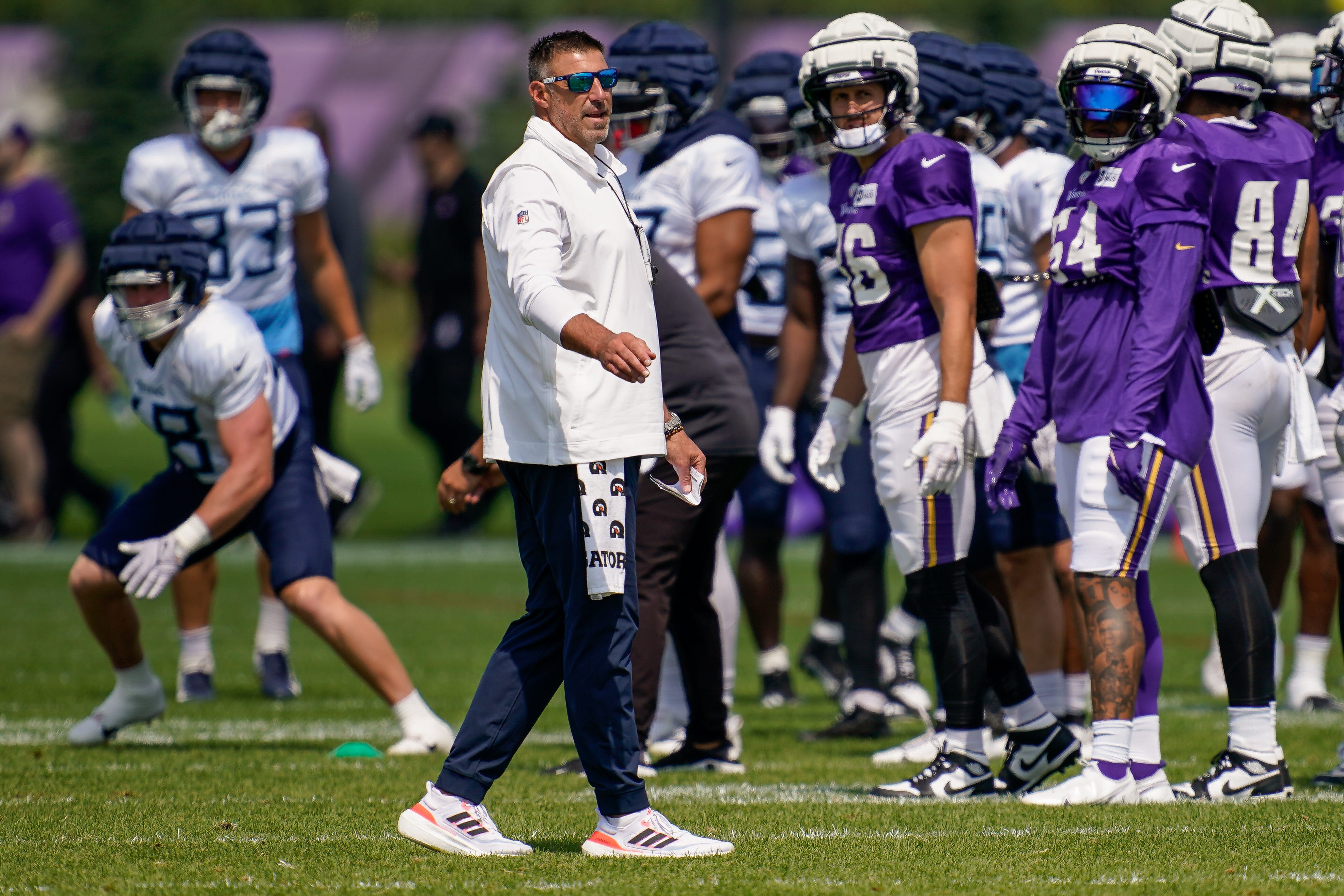 Tennessee Titans head coach Mike Vrabel works with his team during a joint practice with the Minnesota Vikings in Eagan, Minn., Thursday, Aug. 17, 2023.
