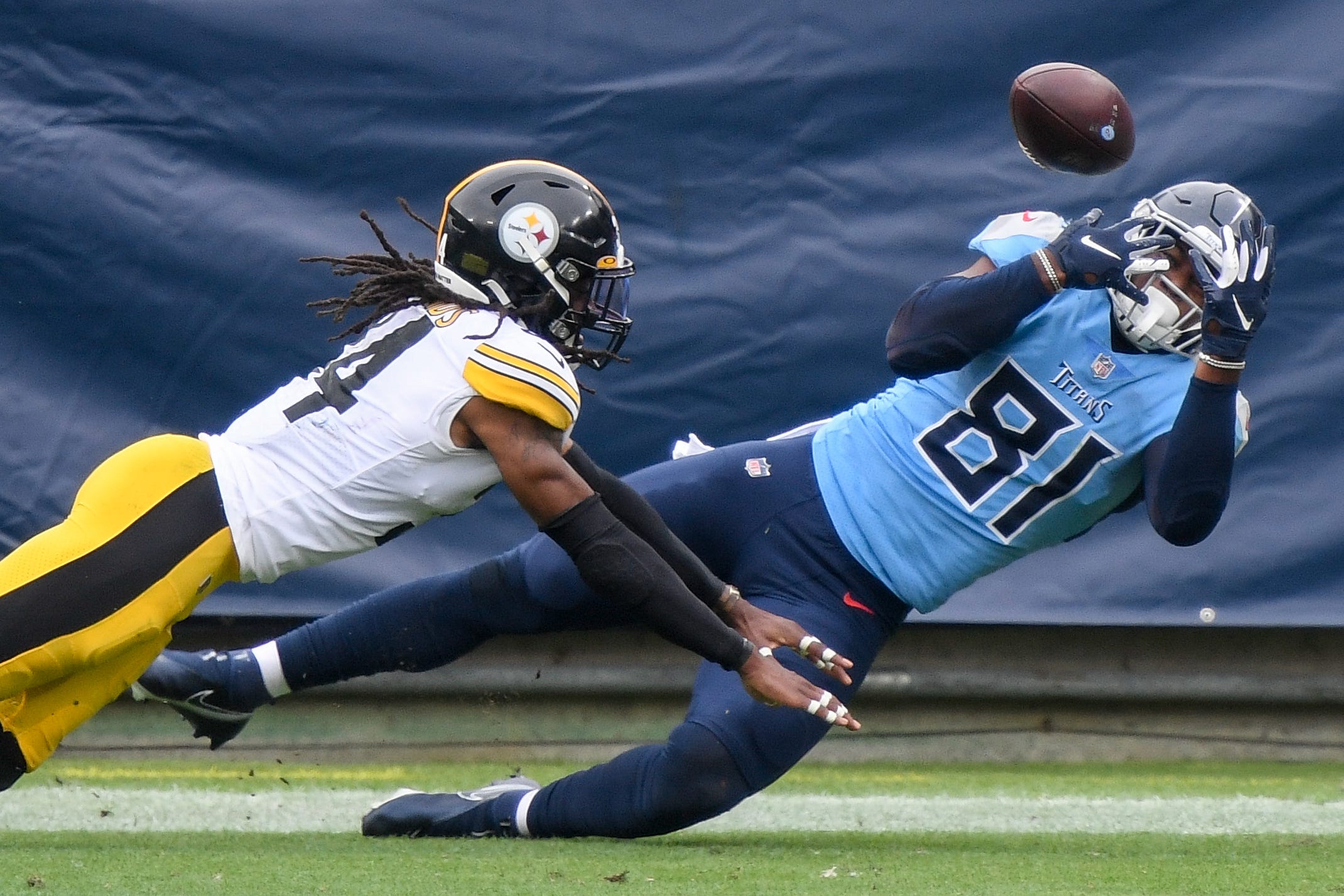 Tennessee Titans tight end Jonnu Smith (81) misses a catch past Pittsburgh Steelers strong safety Terrell Edmunds (34) during the fourth quarter at Nissan Stadium in Nashville, Tenn., Sunday, Oct. 25, 2020. Titans Steelers 102520 An 031  