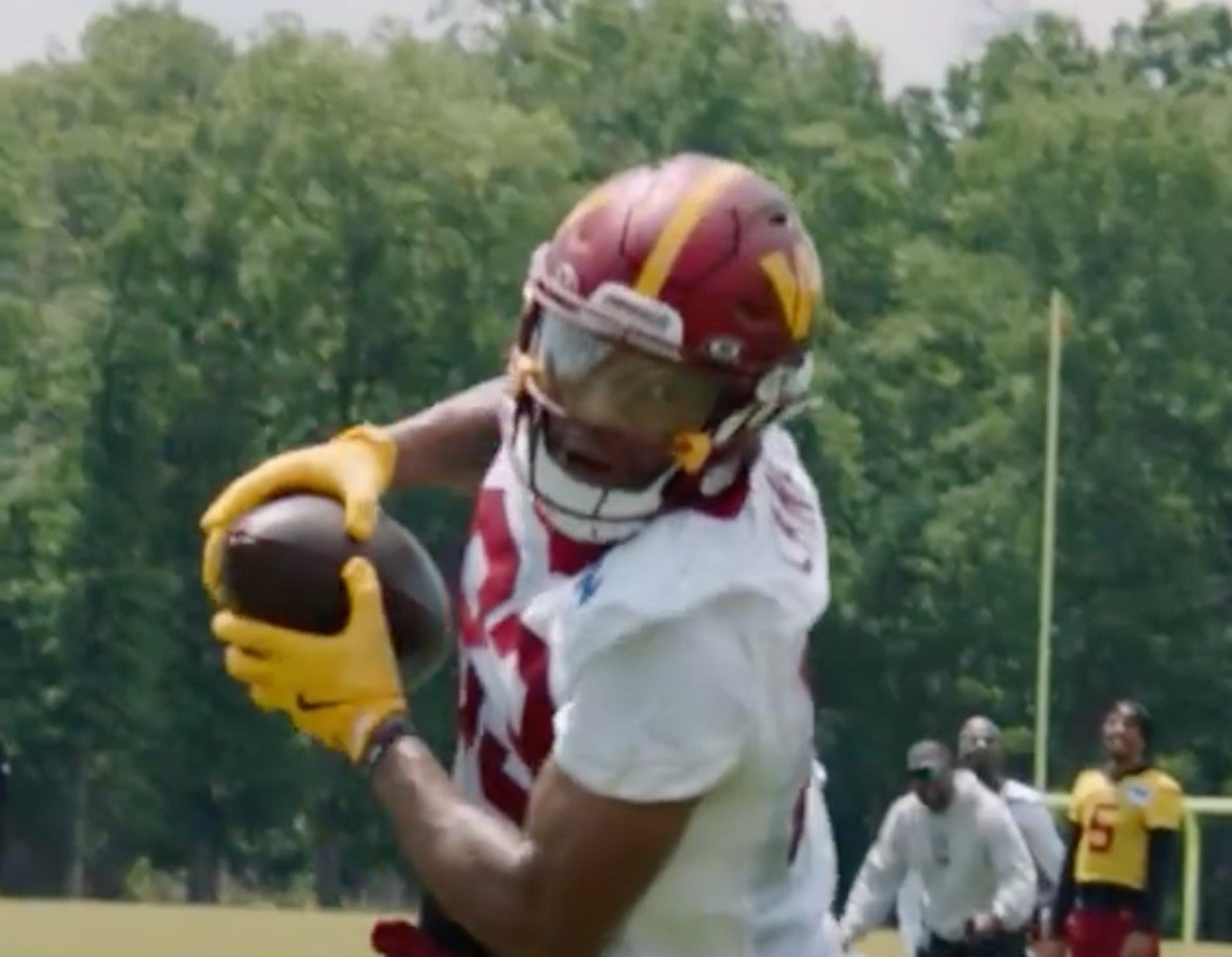 Jaylin Lane makes a touchdown grab during the latest Commanders OTA while Jayden Daniels watches.