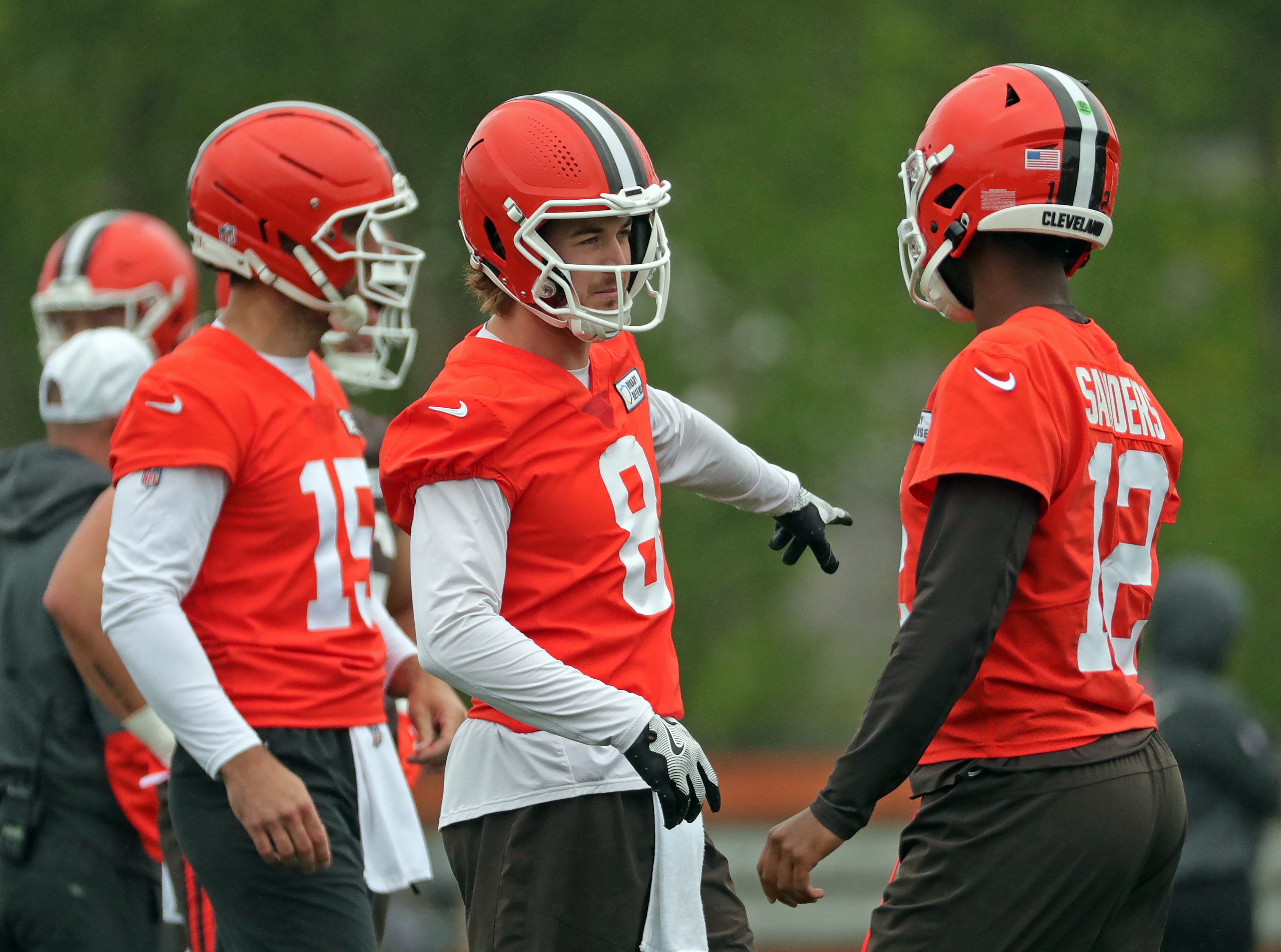 Cleveland Browns quarterback Kenny Pickett gestures to rookie Shedeur Sanders during an NFL practice at the Cleveland Browns training facility on Wednesday, May 28, 2025, in Berea, Ohio.