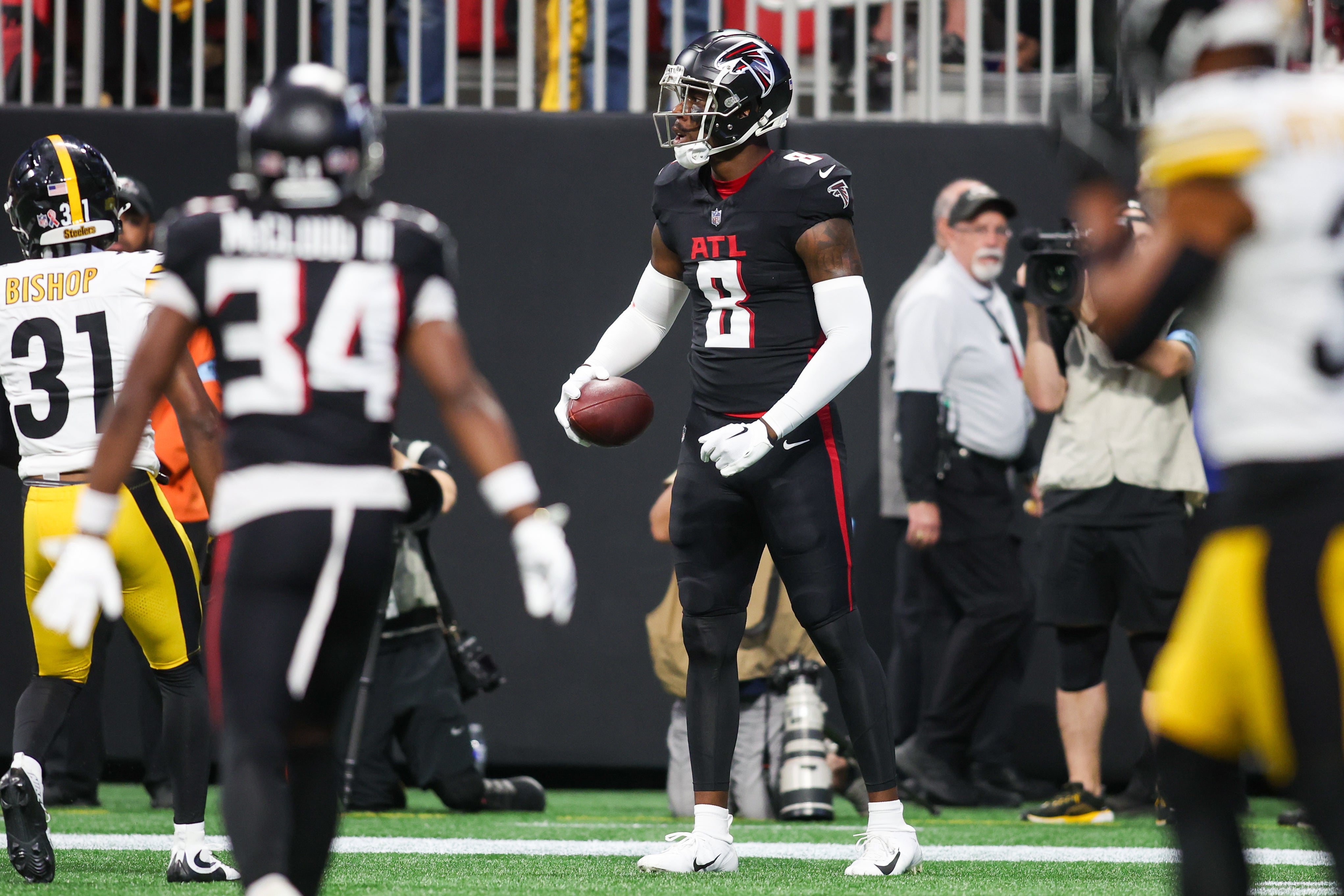 Sep 8, 2024; Atlanta, Georgia, USA; Atlanta Falcons tight end Kyle Pitts (8) celebrates after a touchdown catch against the Pittsburgh Steelers in the second quarter at Mercedes-Benz Stadium.